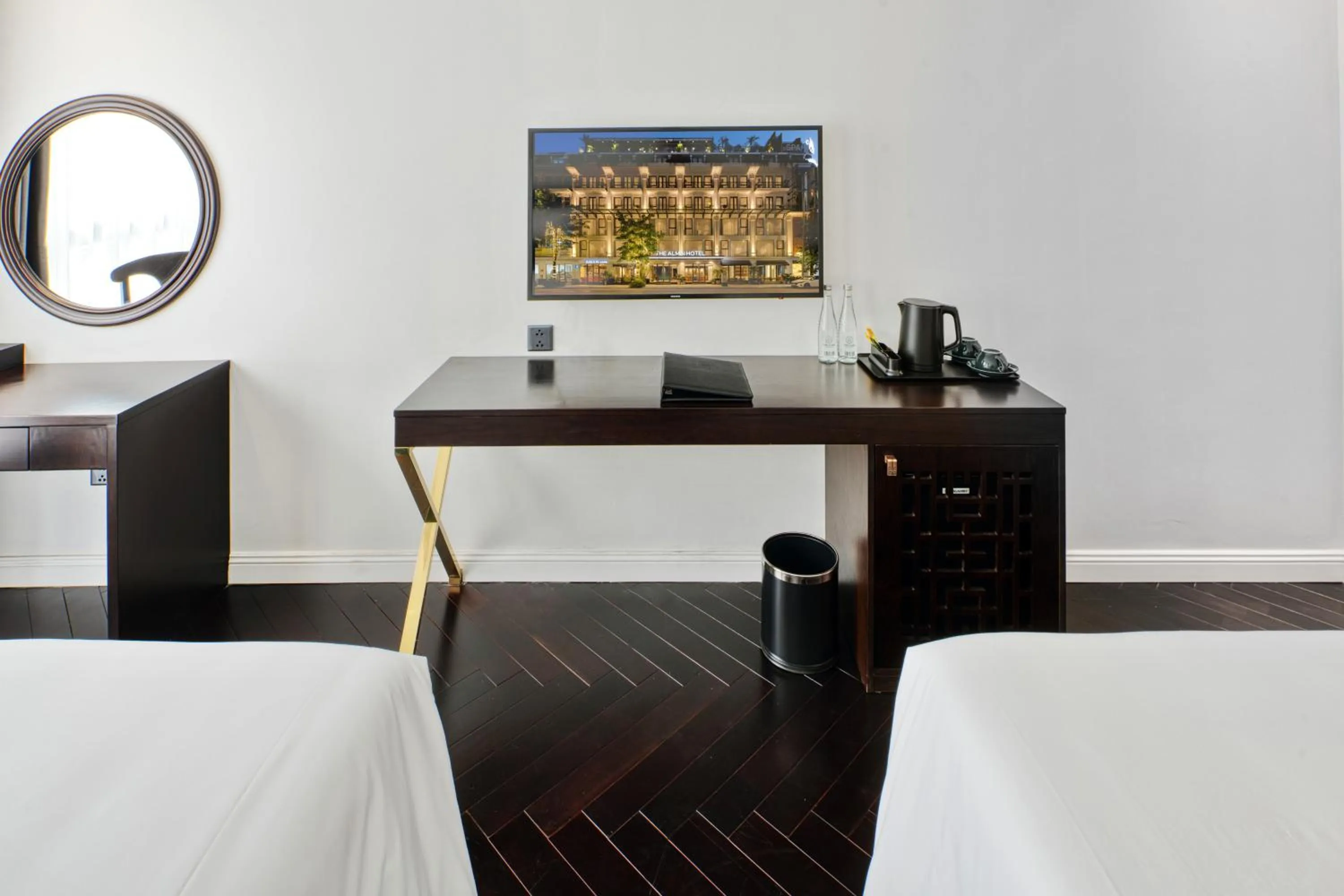 hair dresser, Bed in The Almin Hotel