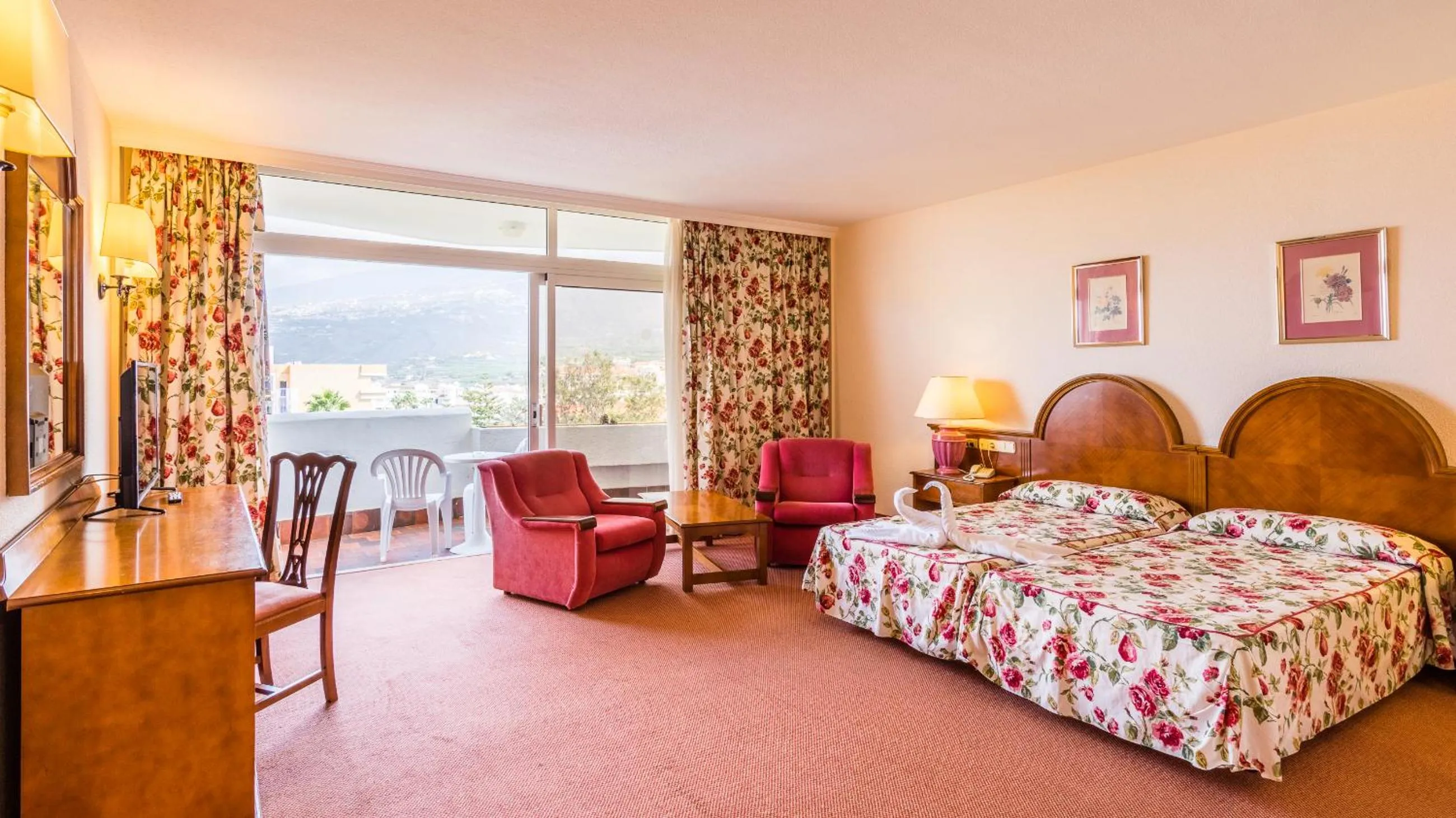 Photo of the whole room, Bed in Complejo BLUESEA Puerto Resort compuesto por Hotel Canarife y Bonanza Palace