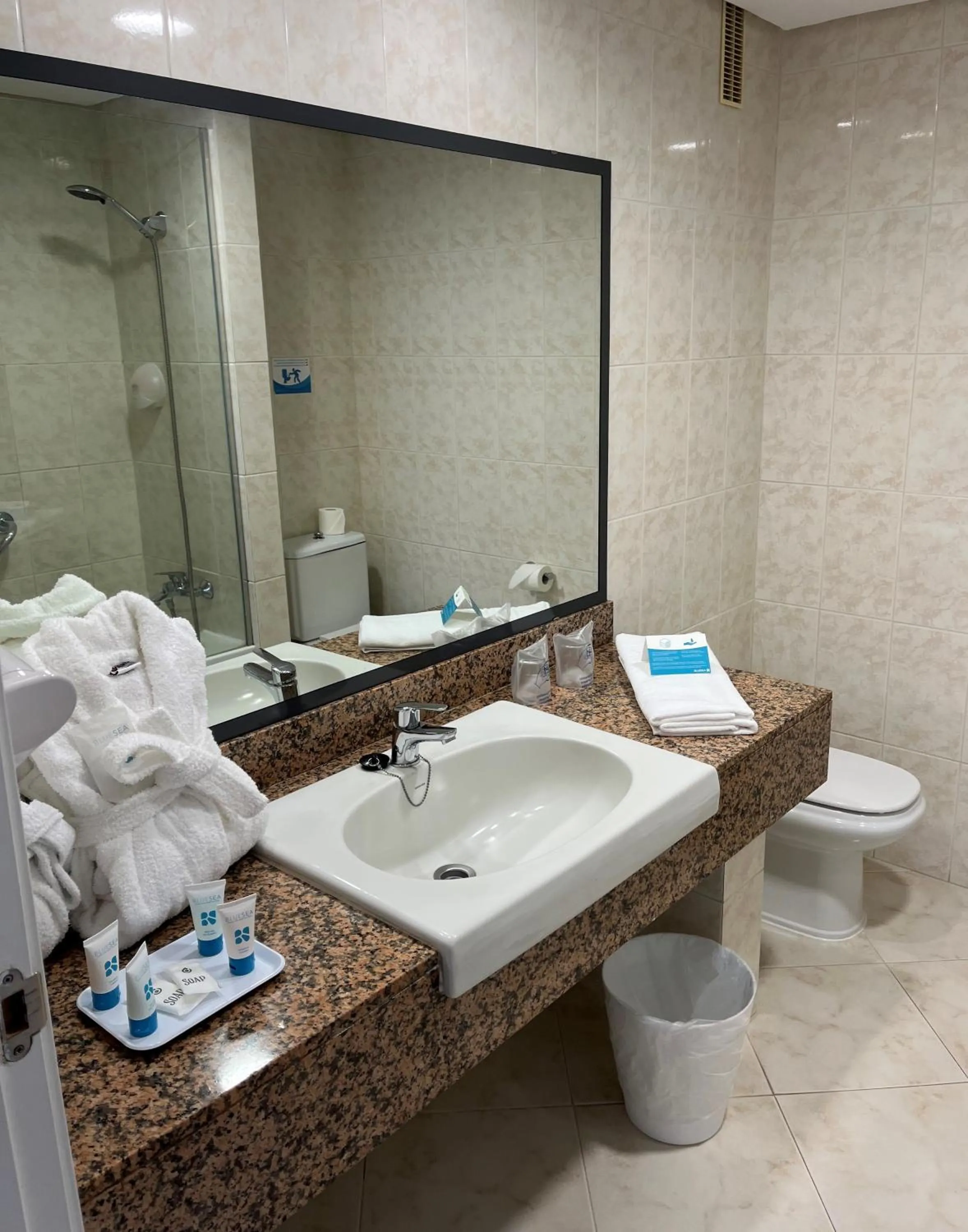 Toilet in Complejo BLUESEA Puerto Resort compuesto por Hotel Canarife y Bonanza Palace