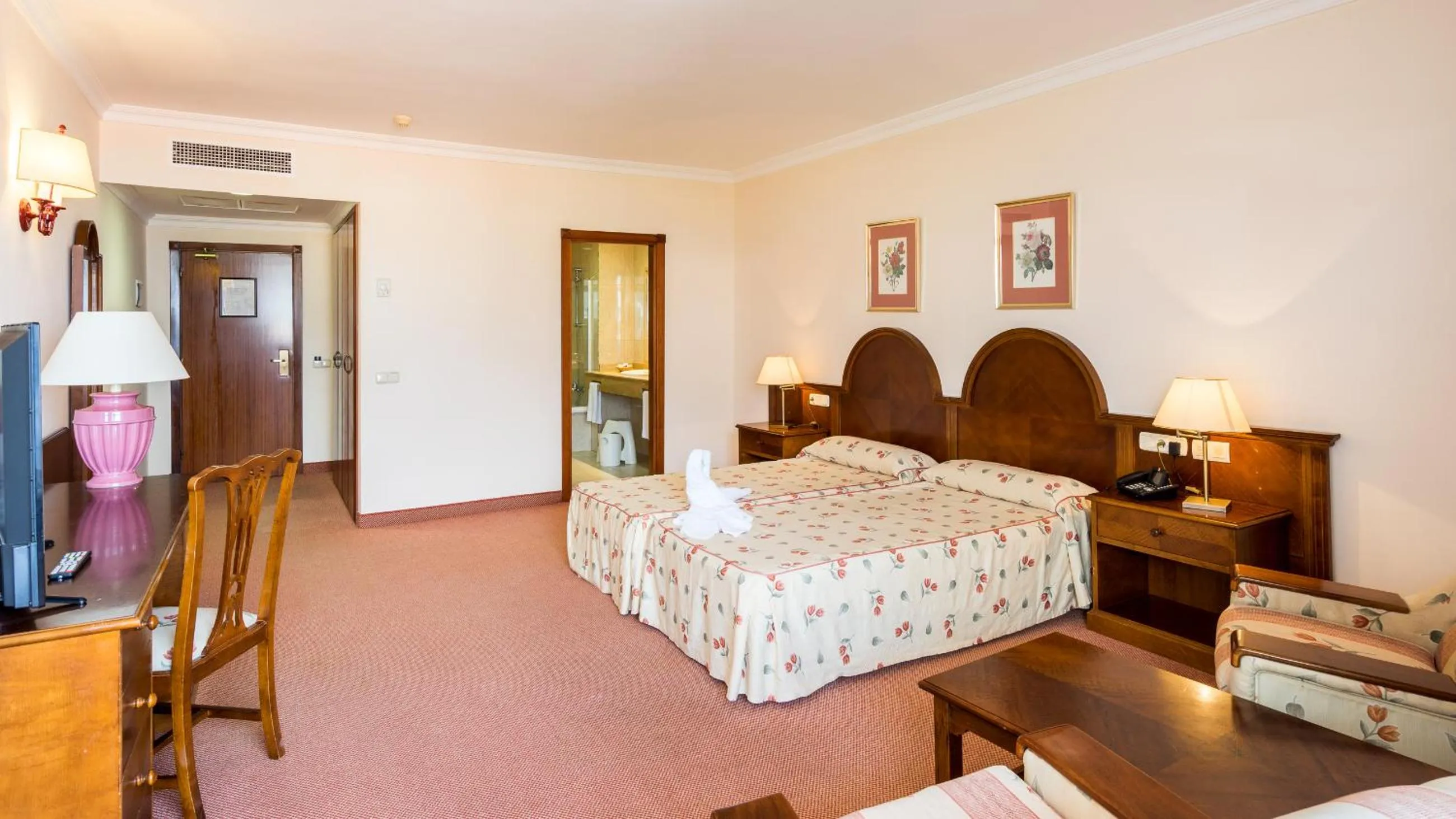 Photo of the whole room, Bed in Complejo BLUESEA Puerto Resort compuesto por Hotel Canarife y Bonanza Palace