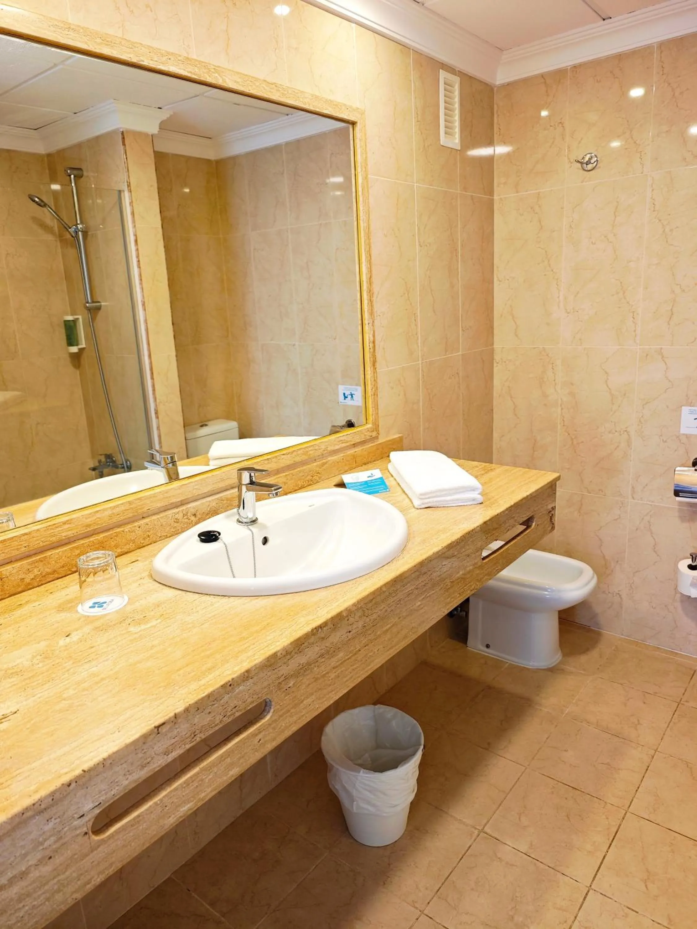 Bathroom in Complejo BLUESEA Puerto Resort compuesto por Hotel Canarife y Bonanza Palace