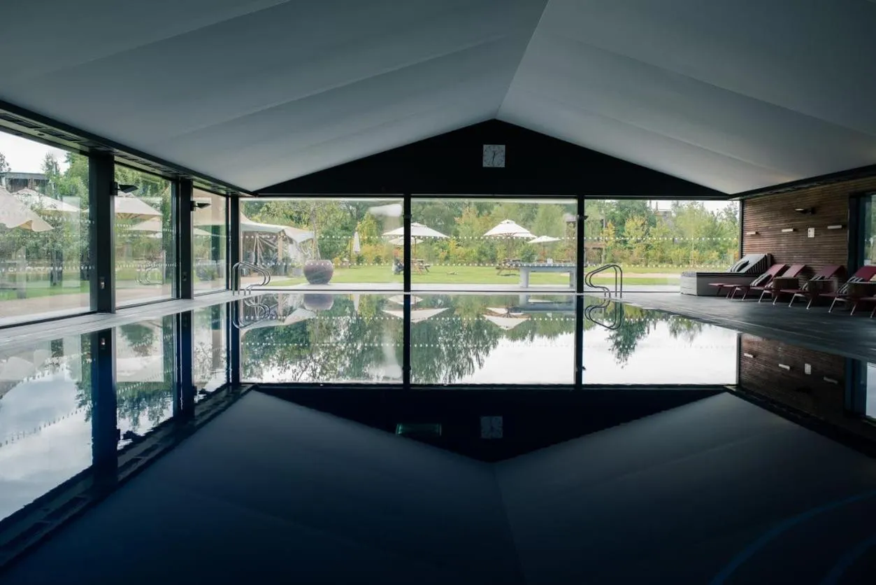 Swimming pool in The Lakes By YOO