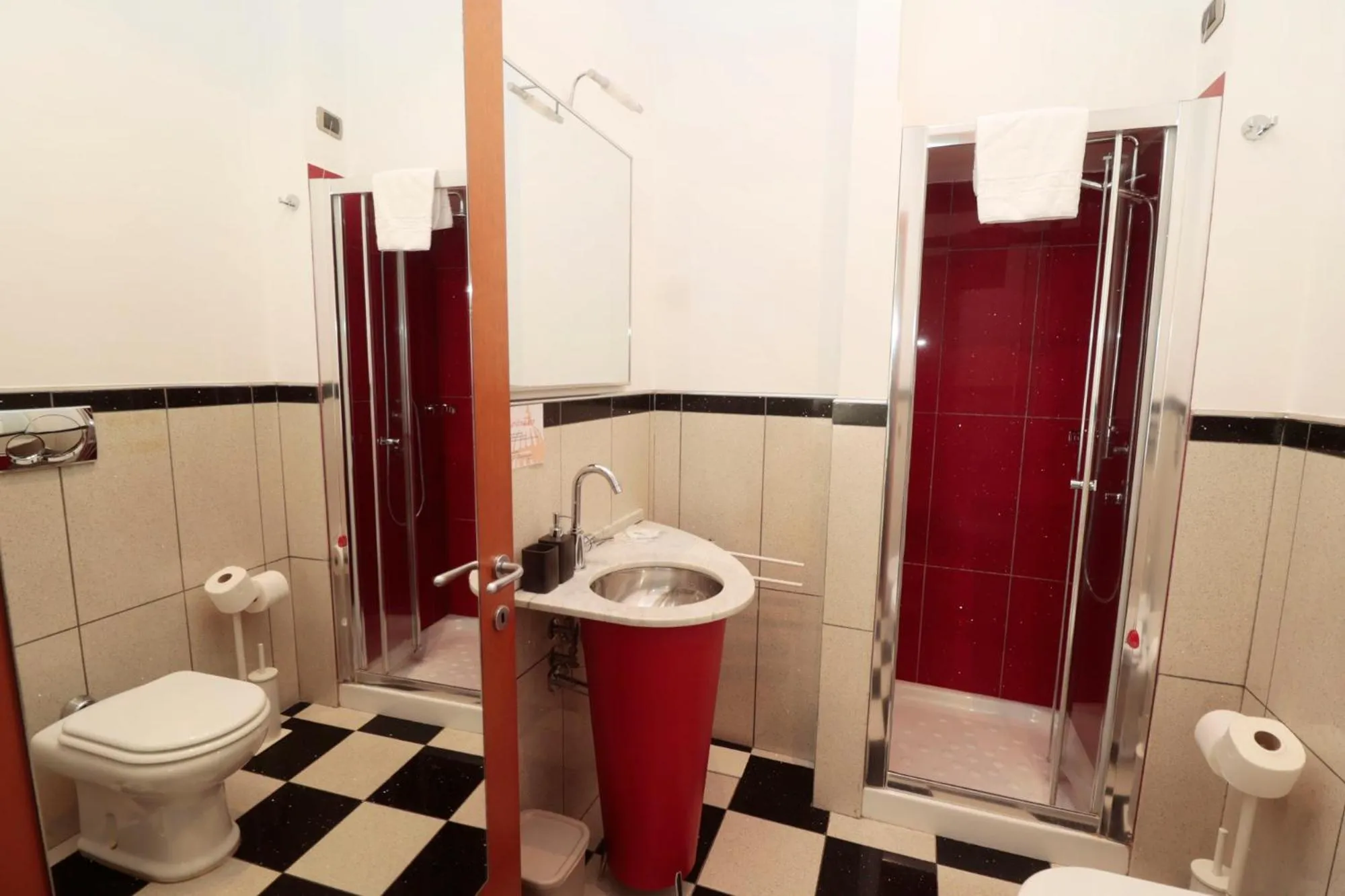 Shower in Cardinal Vatican Inn