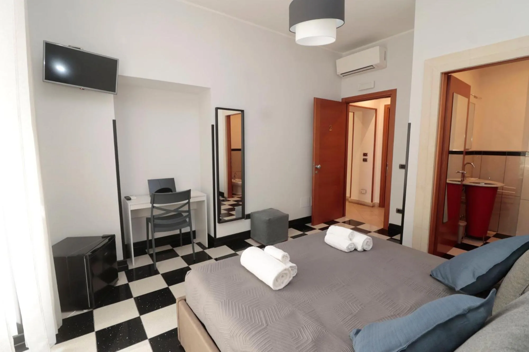 Photo of the whole room, Bed in Cardinal Vatican Inn