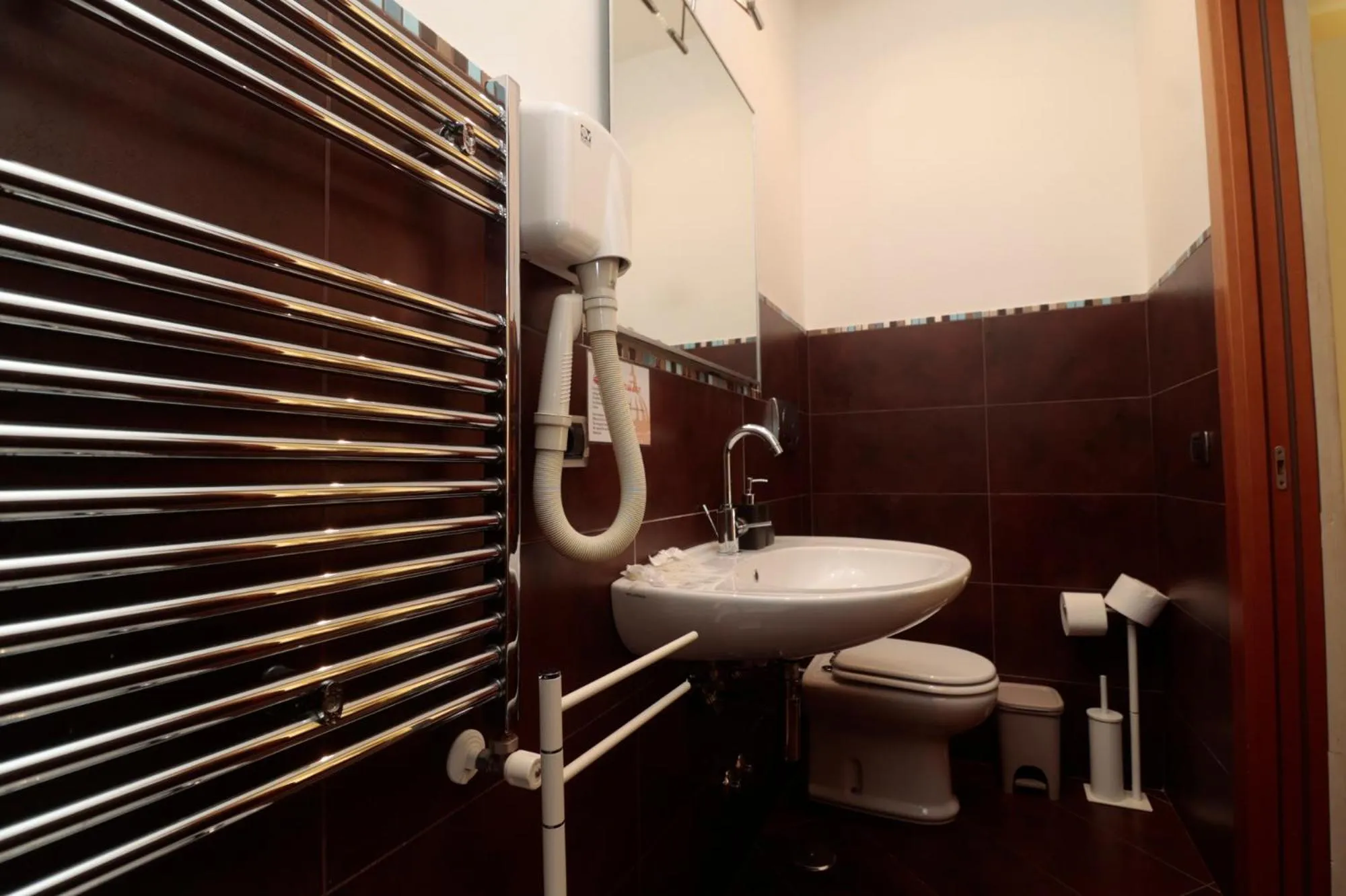 Shower in Cardinal Vatican Inn