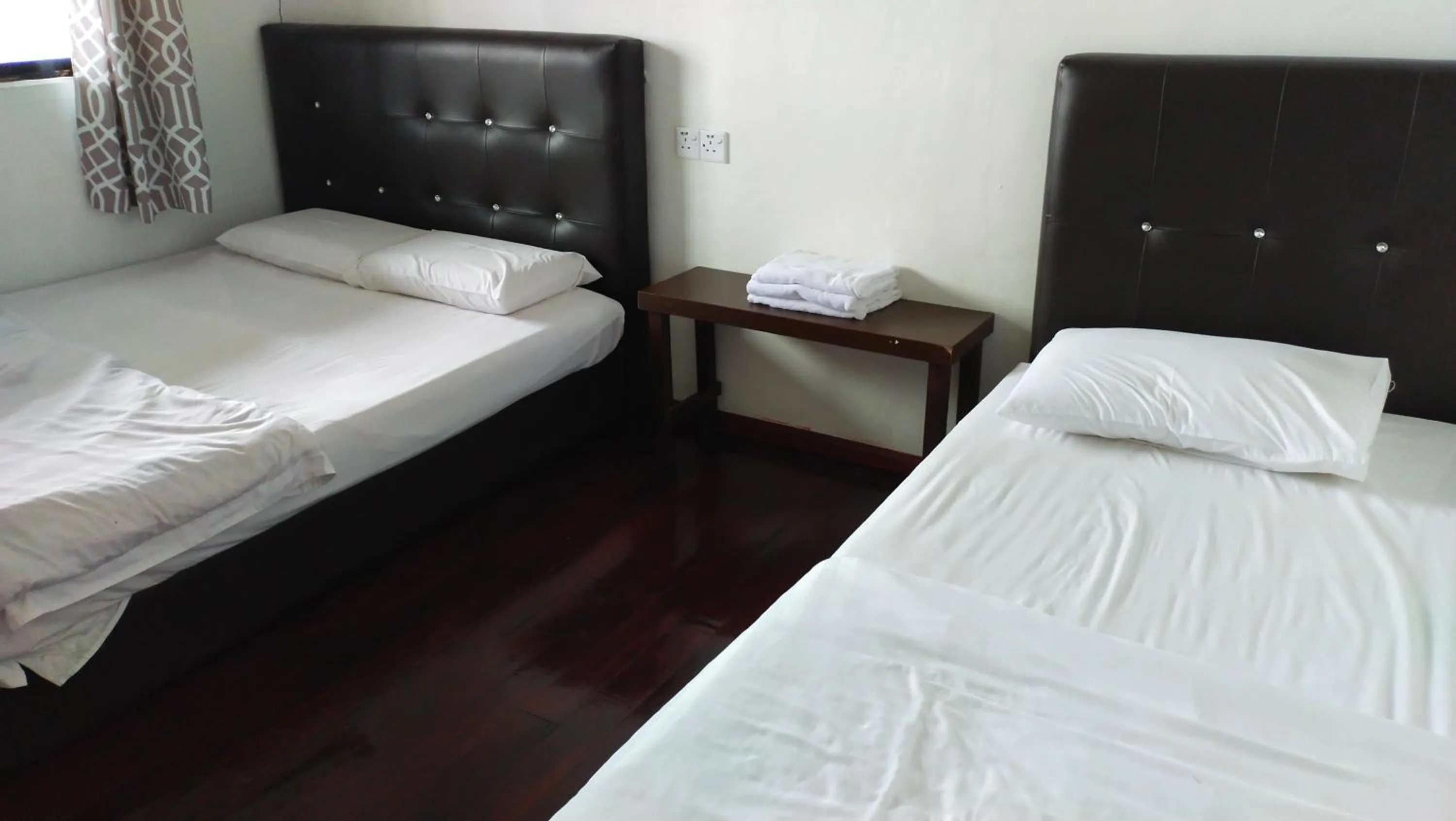 Bedroom, Bed in Happy Garden