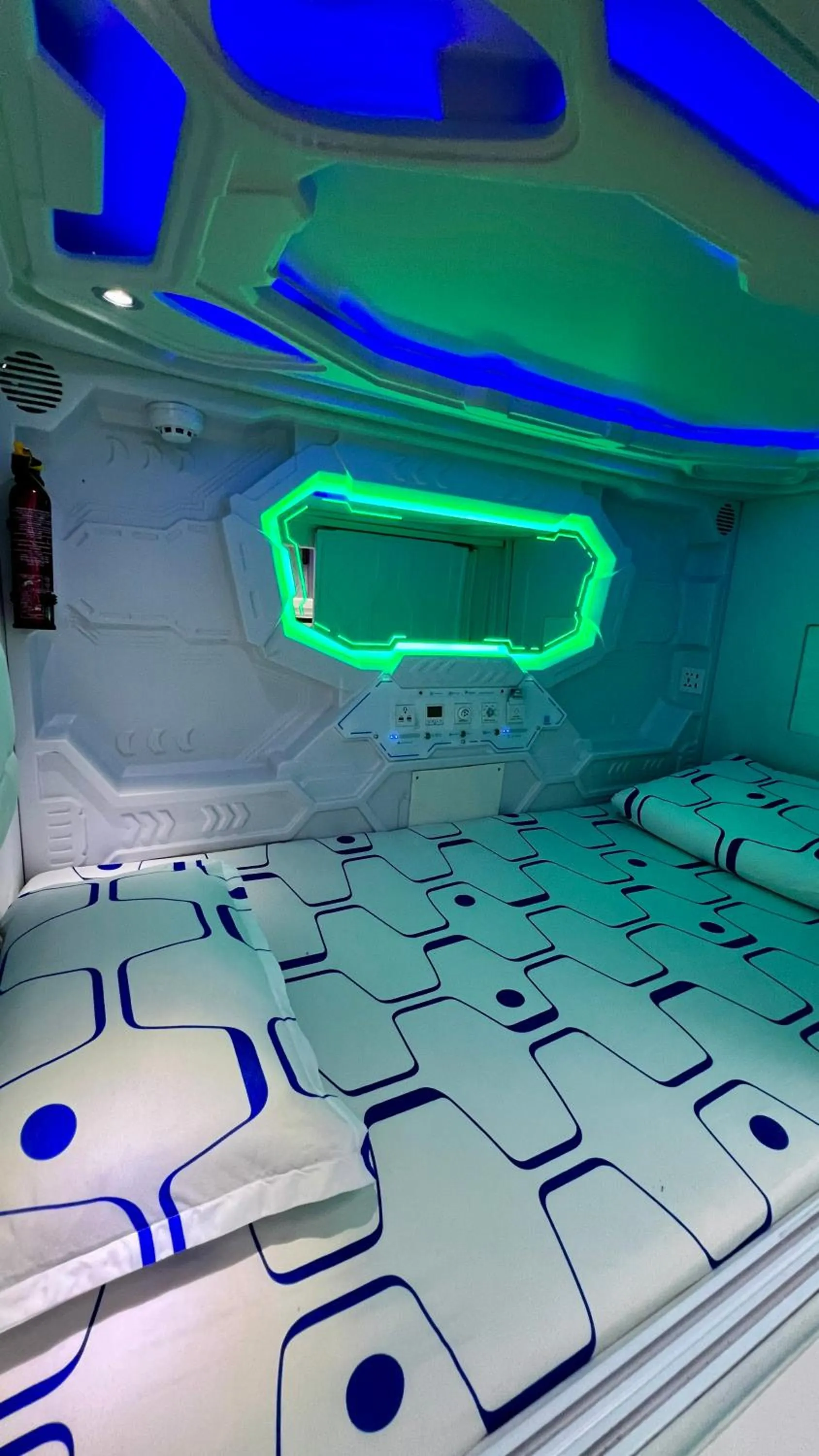 Bedroom, Bed in Happy Garden