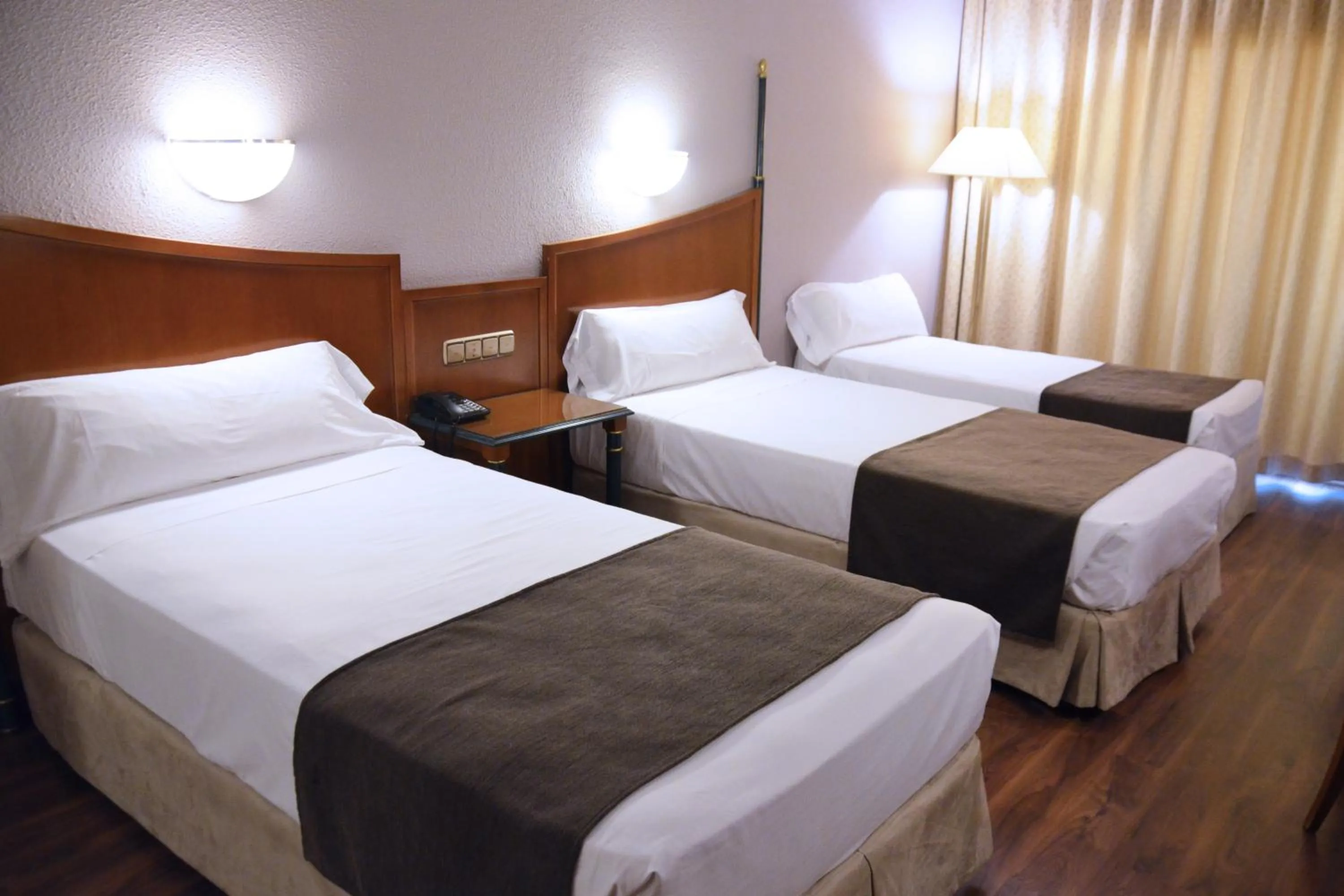 Photo of the whole room, Bed in Beatriz Toledo Auditorium & Spa