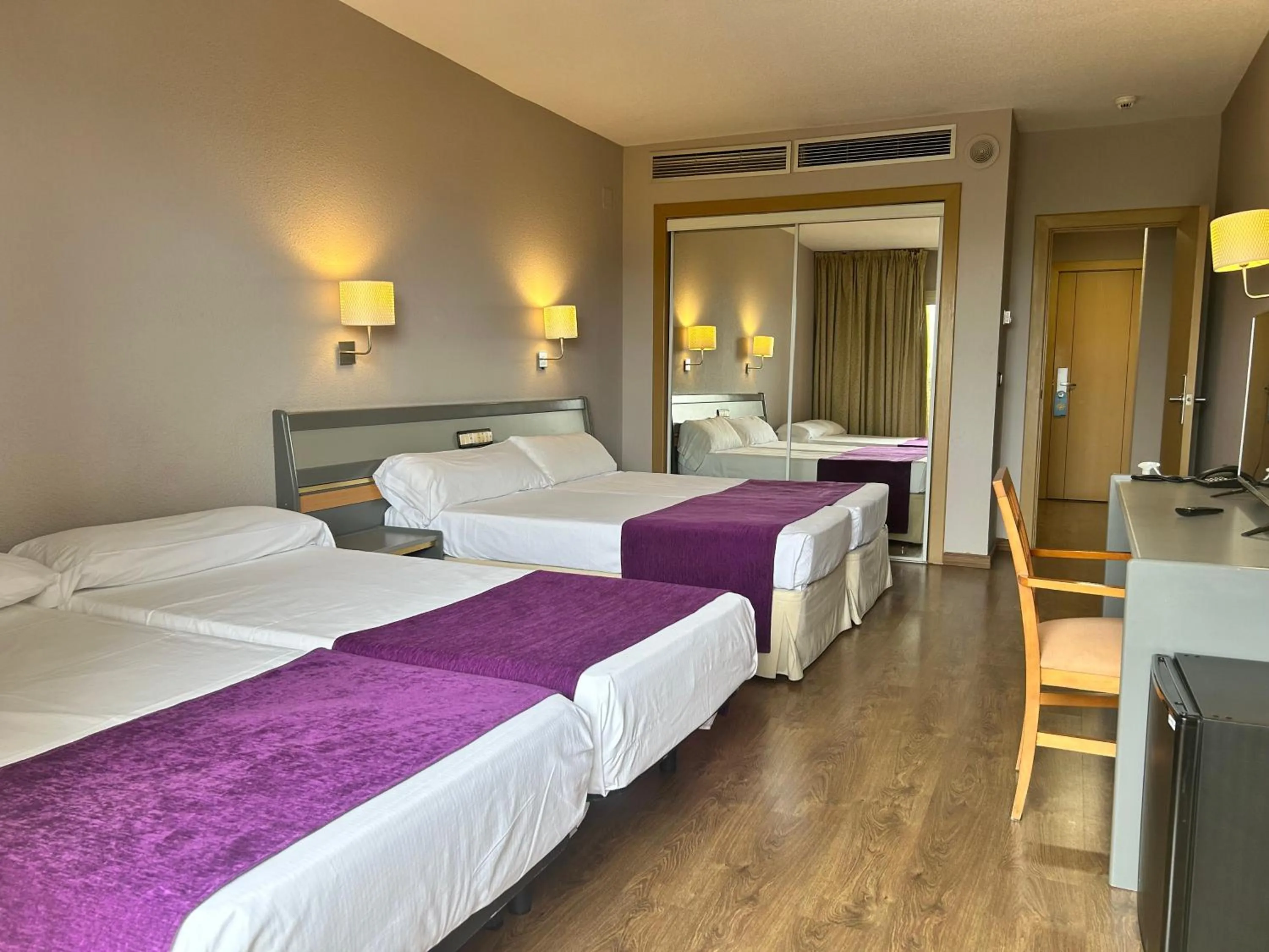 Photo of the whole room, Bed in Beatriz Toledo Auditorium & Spa