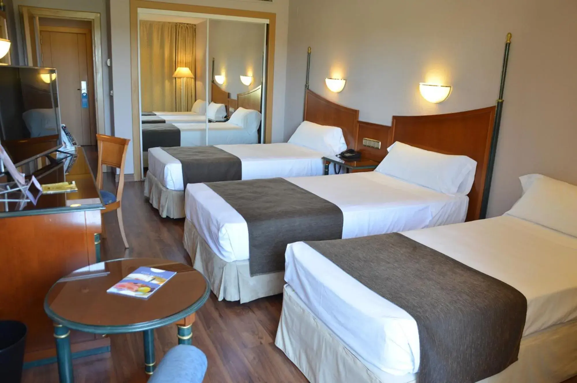 Photo of the whole room, Bed in Beatriz Toledo Auditorium & Spa Photo of the whole room, Bed in Beatriz Toledo Auditorium & Spa