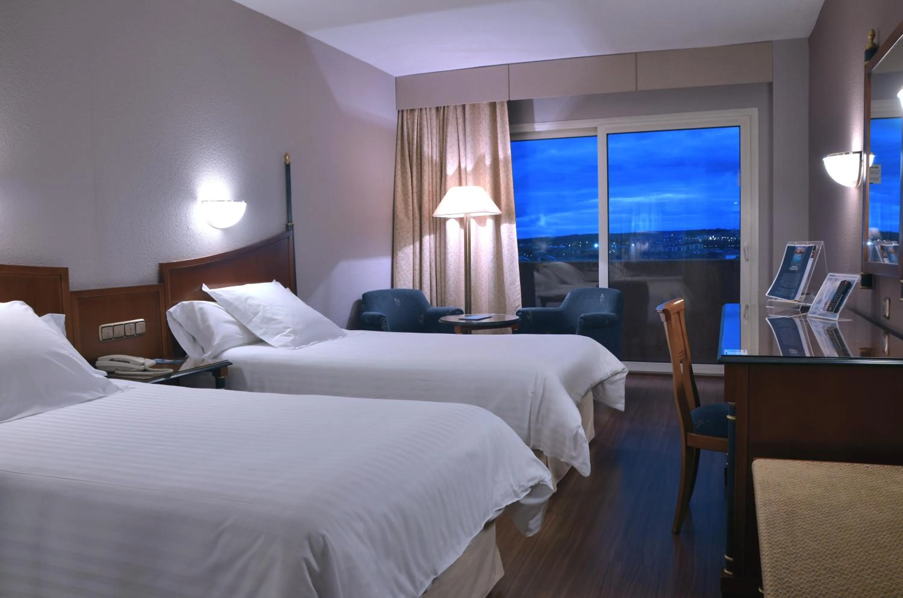 Photo of the whole room, Bed in Beatriz Toledo Auditorium & Spa