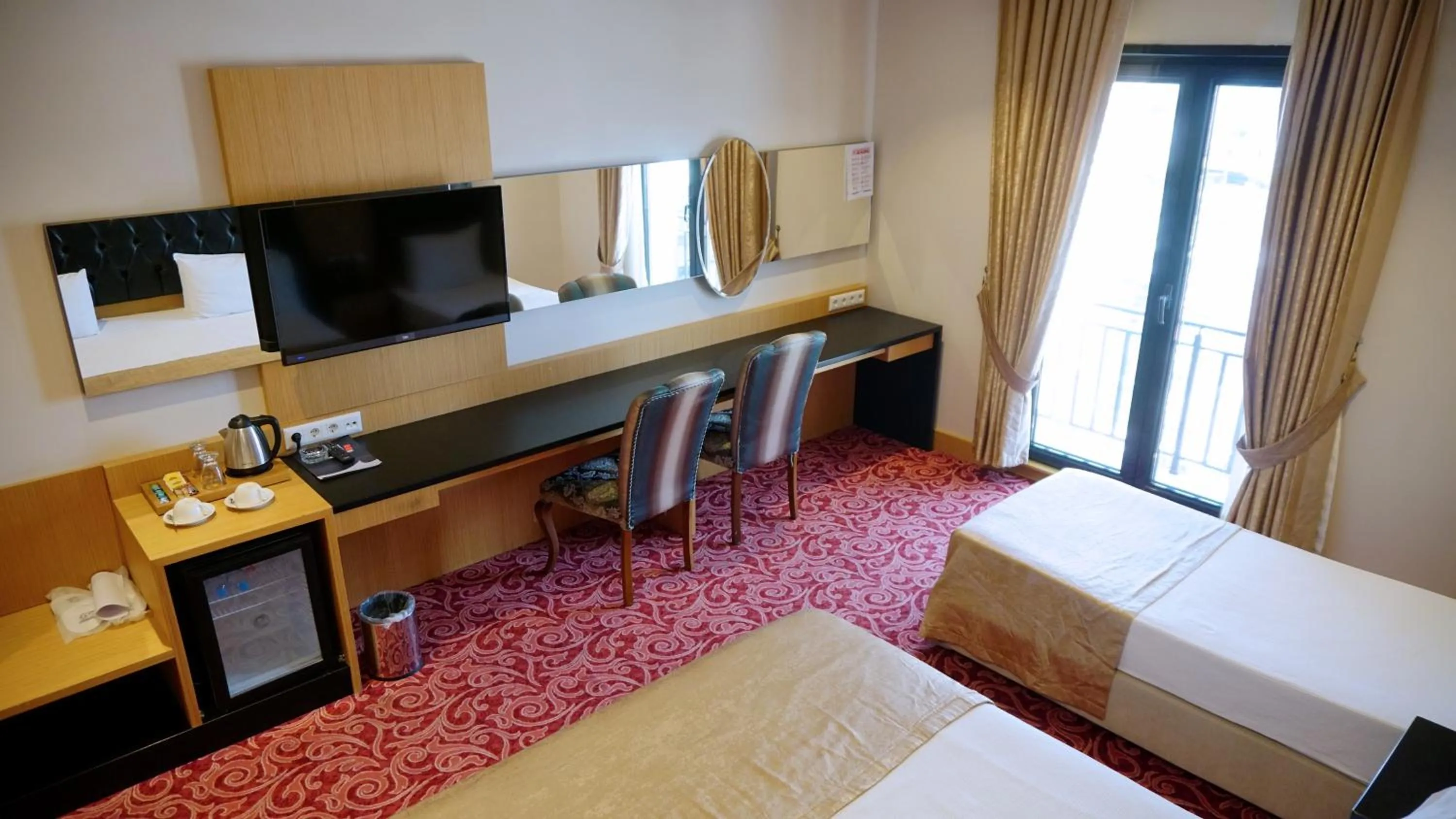 Communal lounge/ TV room, Bed in Vois Hotel