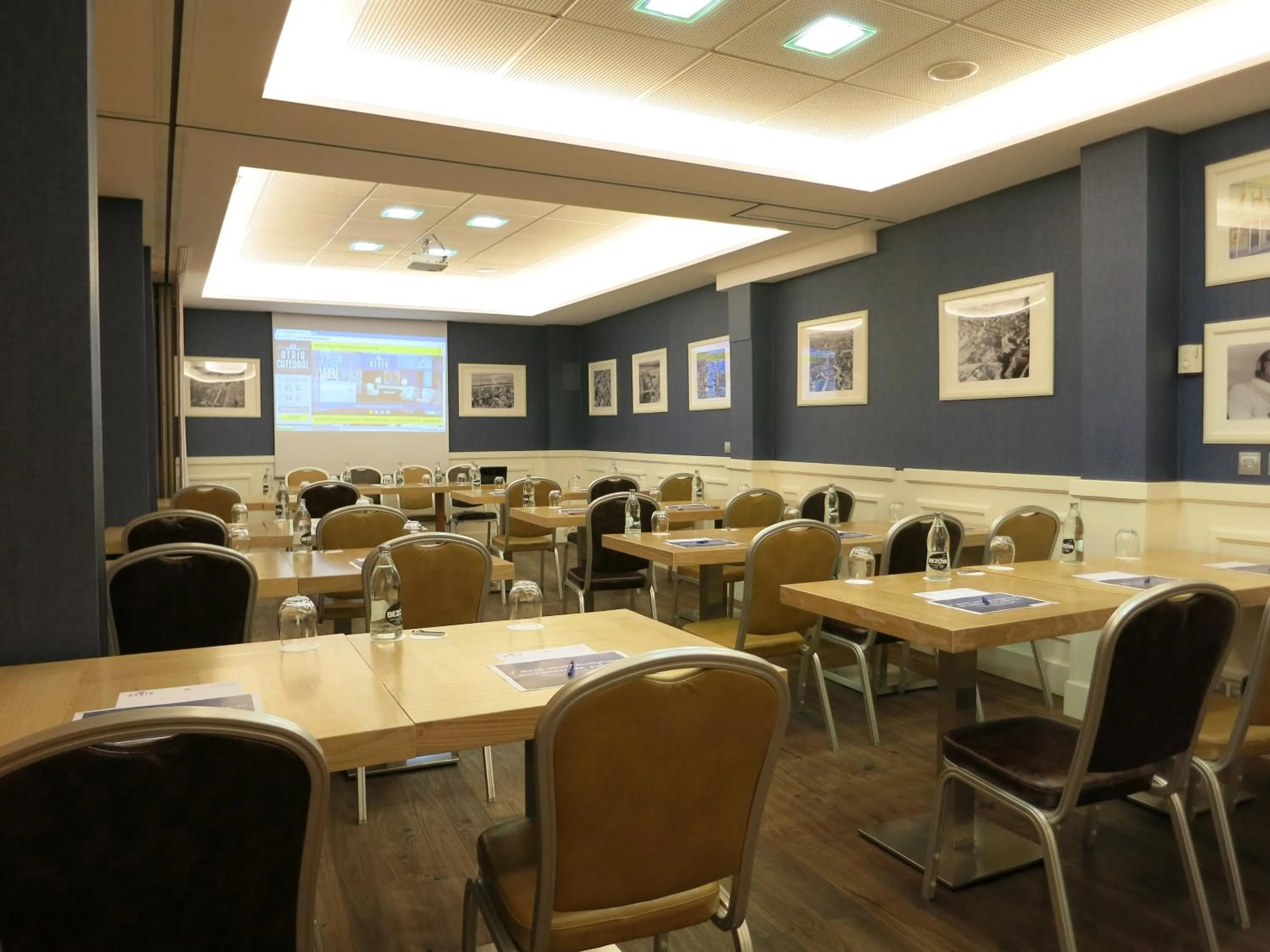 Communal lounge/ TV room in Hotel Boutique Atrio