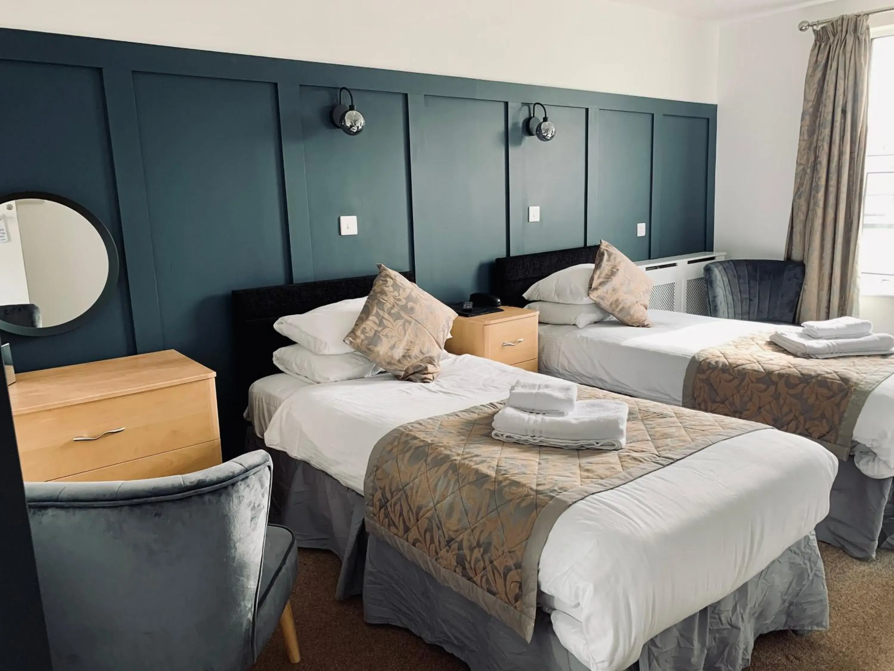 Twin Room with Bathroom - single occupancy in Membly Hall Hotel Twin Room with Bathroom - single occupancy in Membly Hall Hotel