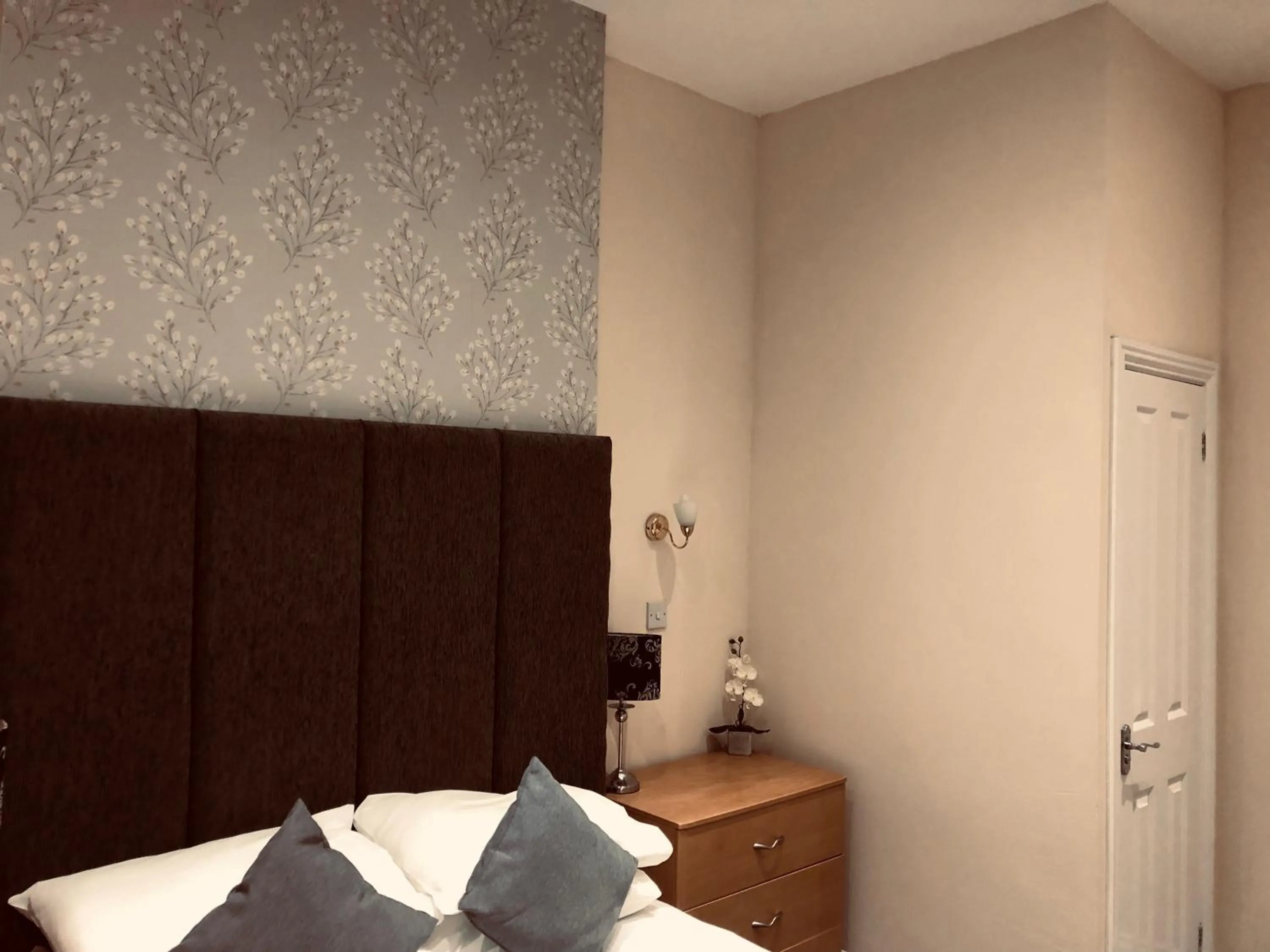 Bed in Membly Hall Hotel