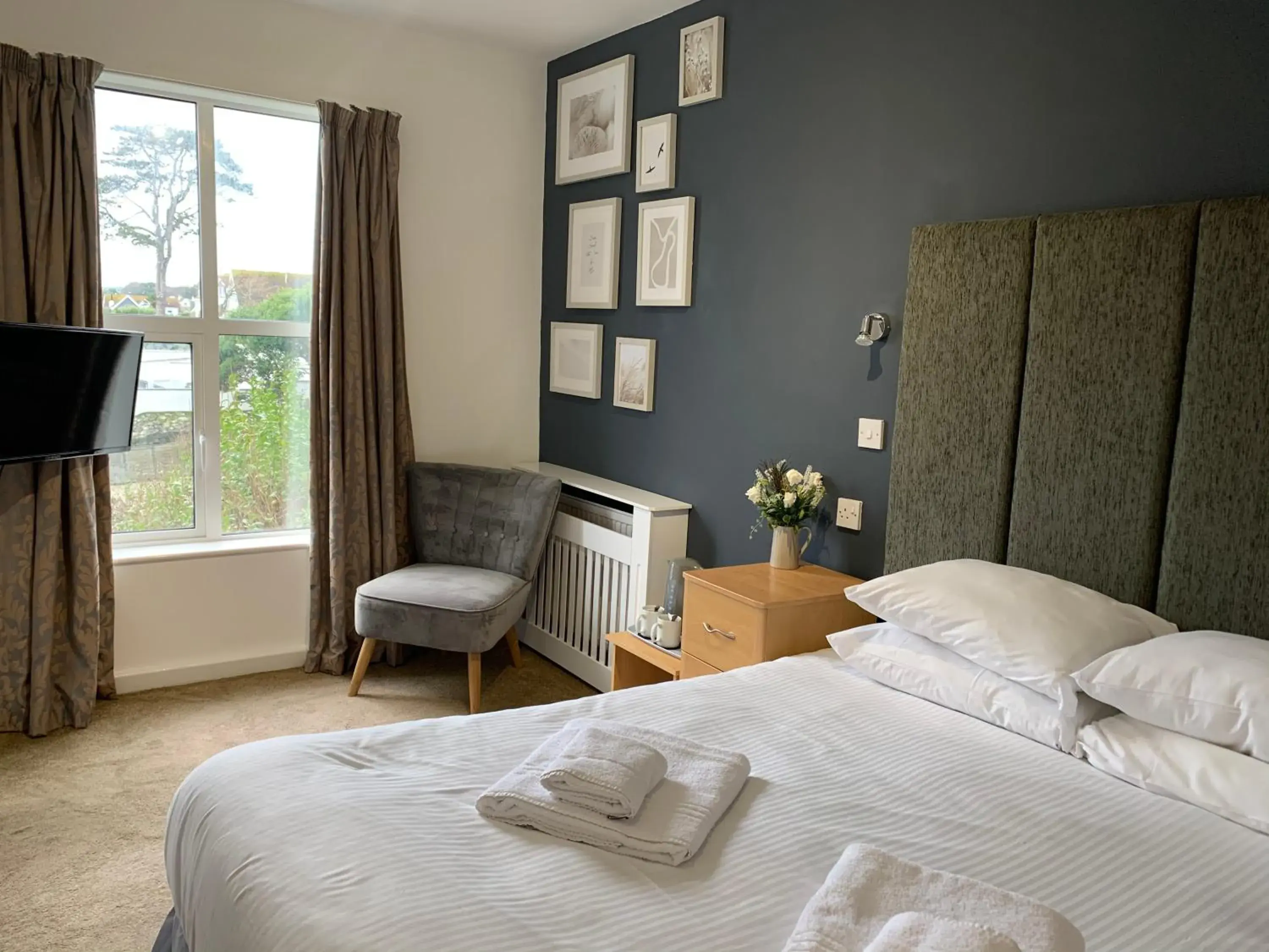Double Room with Bathroom - single occupancy in Membly Hall Hotel Double Room with Bathroom - single occupancy in Membly Hall Hotel