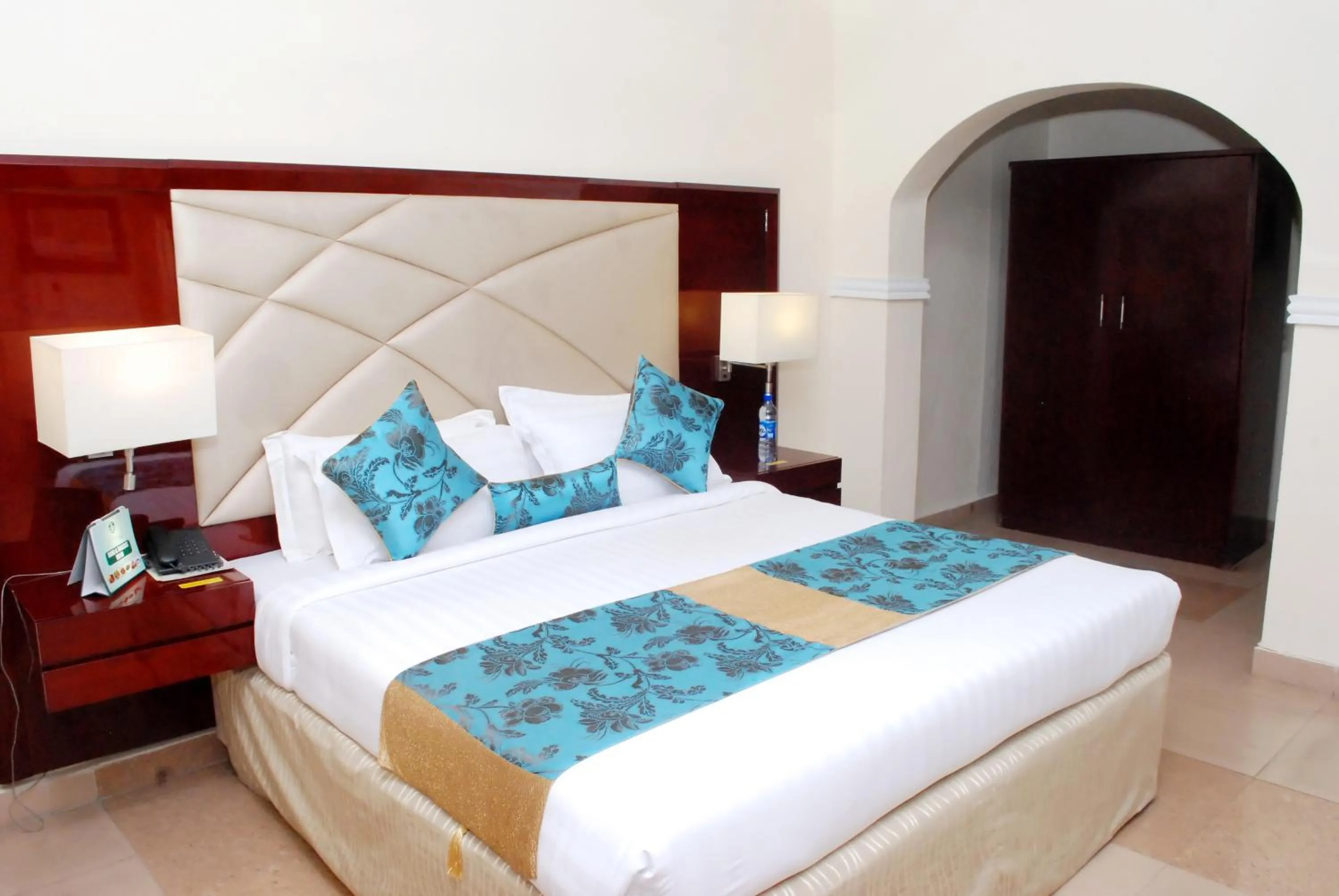 Bed in De Rembrandt Hotels and Suites