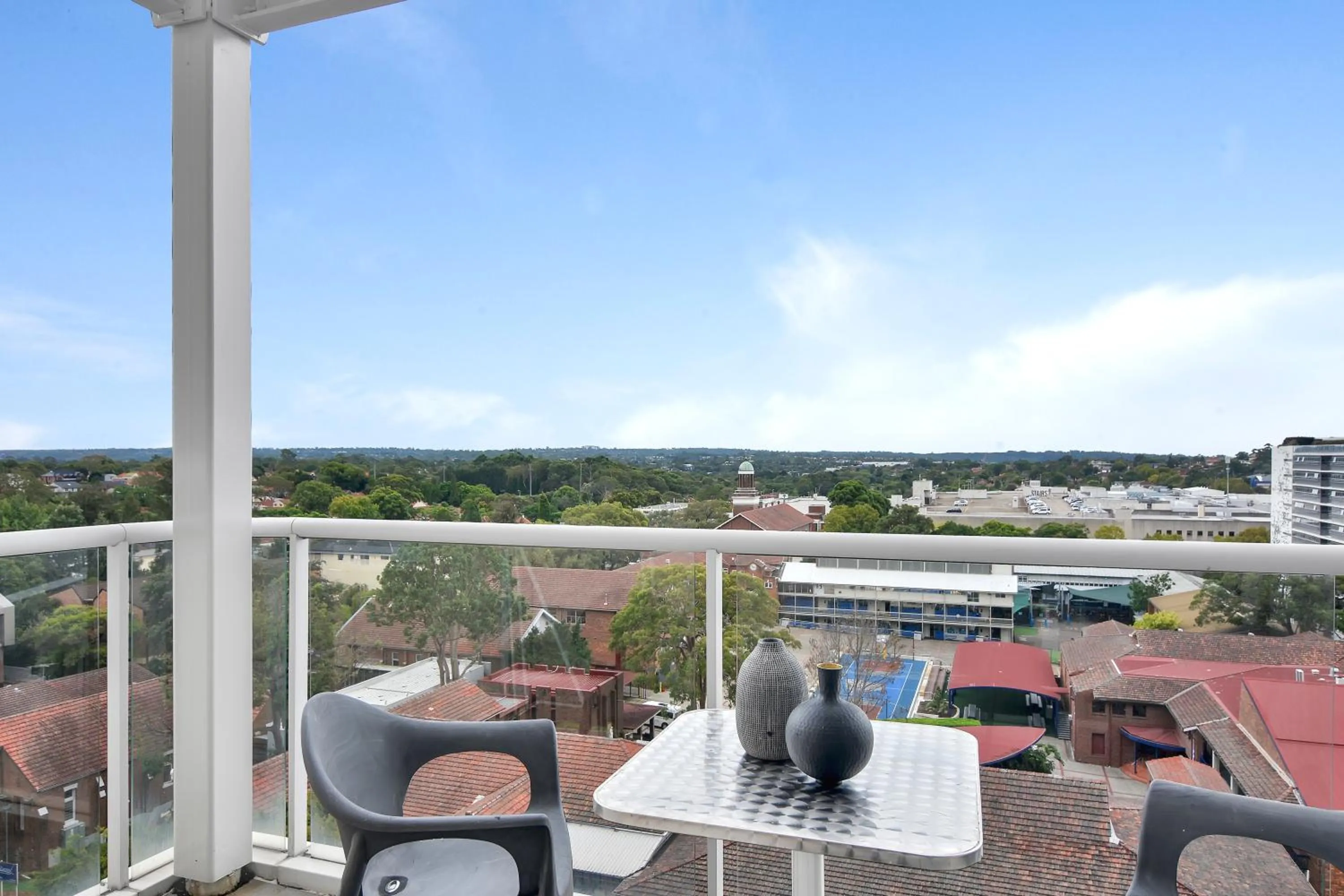 Modern spacious Chatswood Apartment H1016
