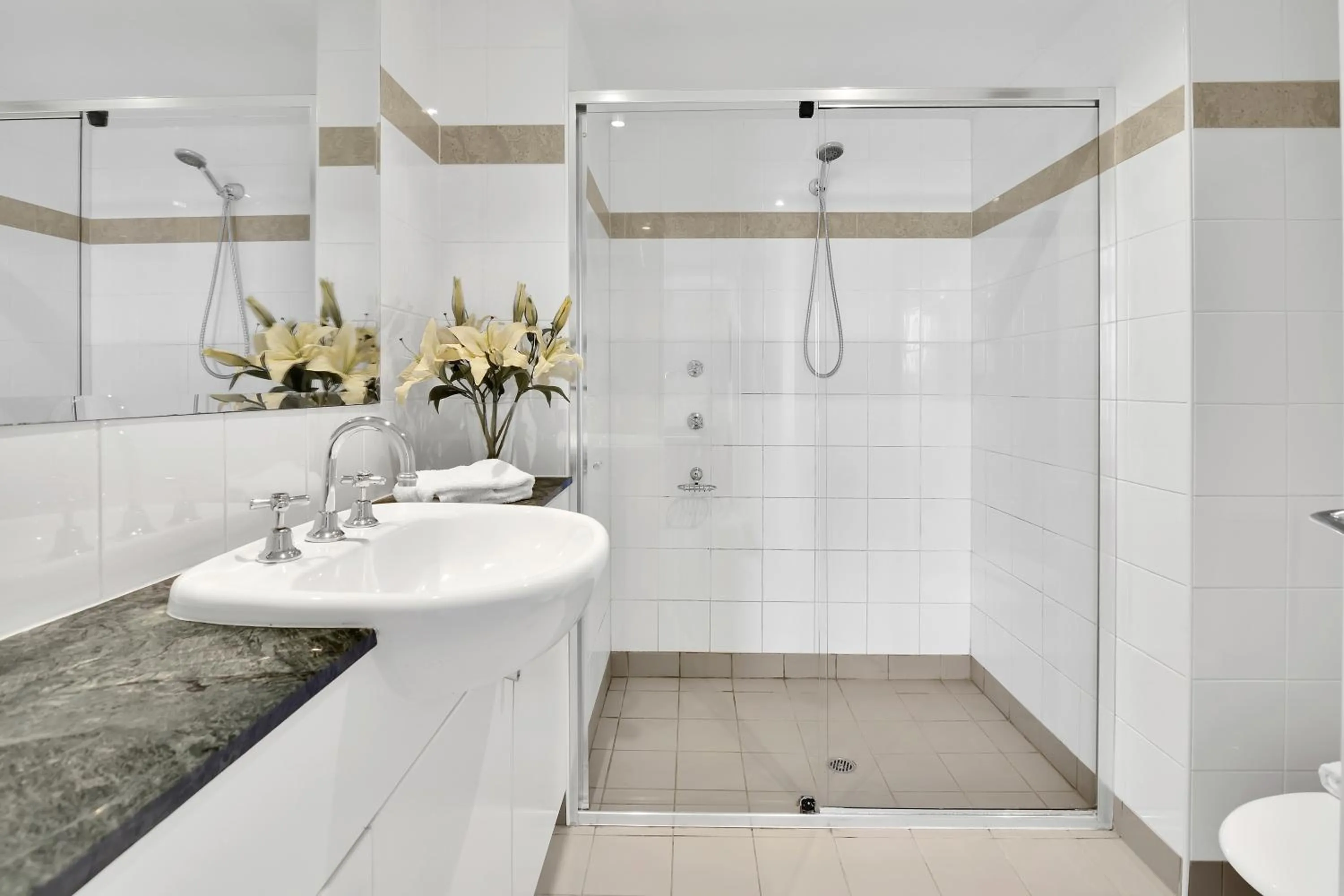Modern spacious Chatswood Apartment H1016
