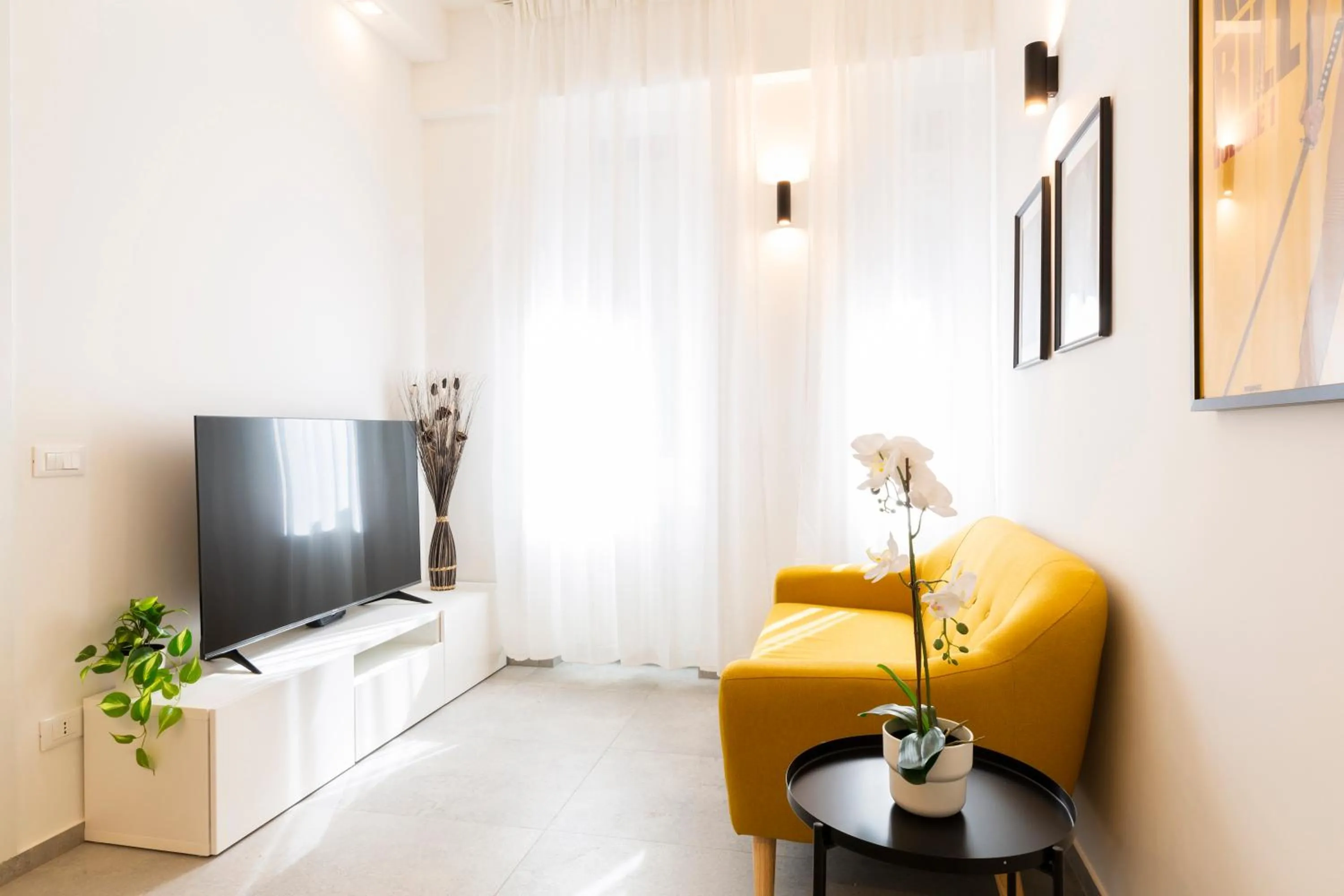 Communal lounge/ TV room in Biancospini 13 - Flower District