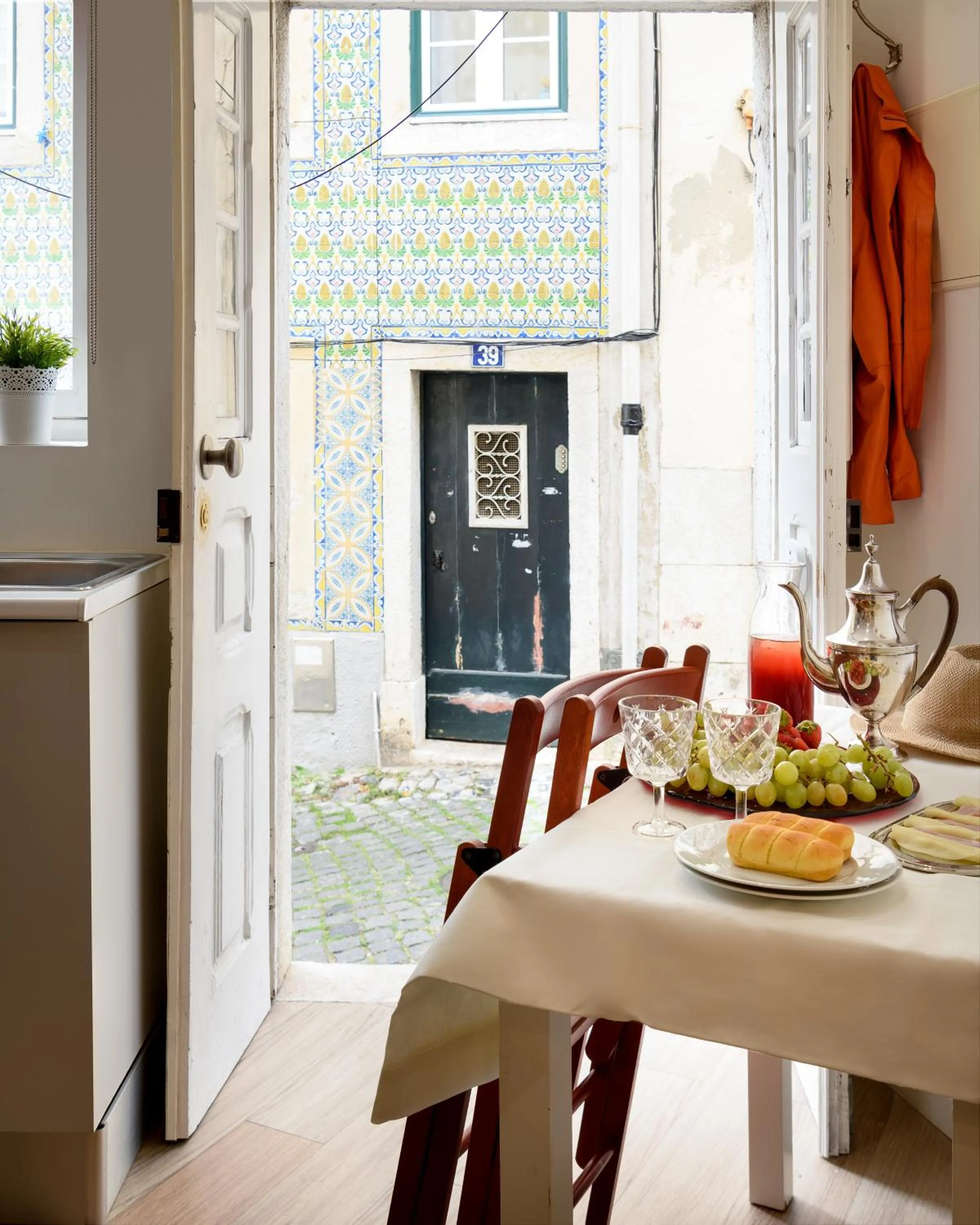 Kitchen or kitchenette in Alfama Yellow House