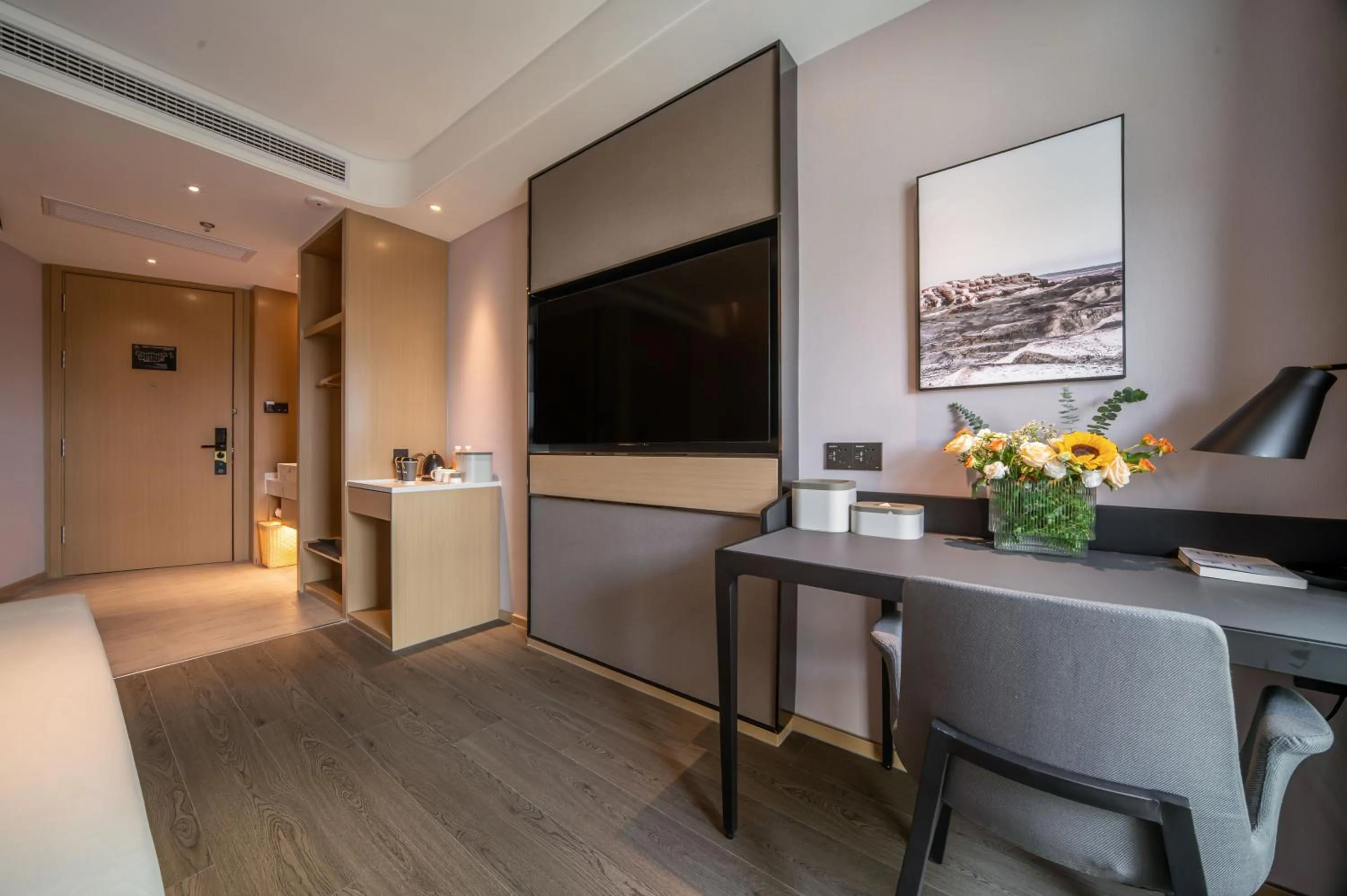 Photo of the whole room in Atour Hotel Wuxi New District Nanchan Temple Scenic Area