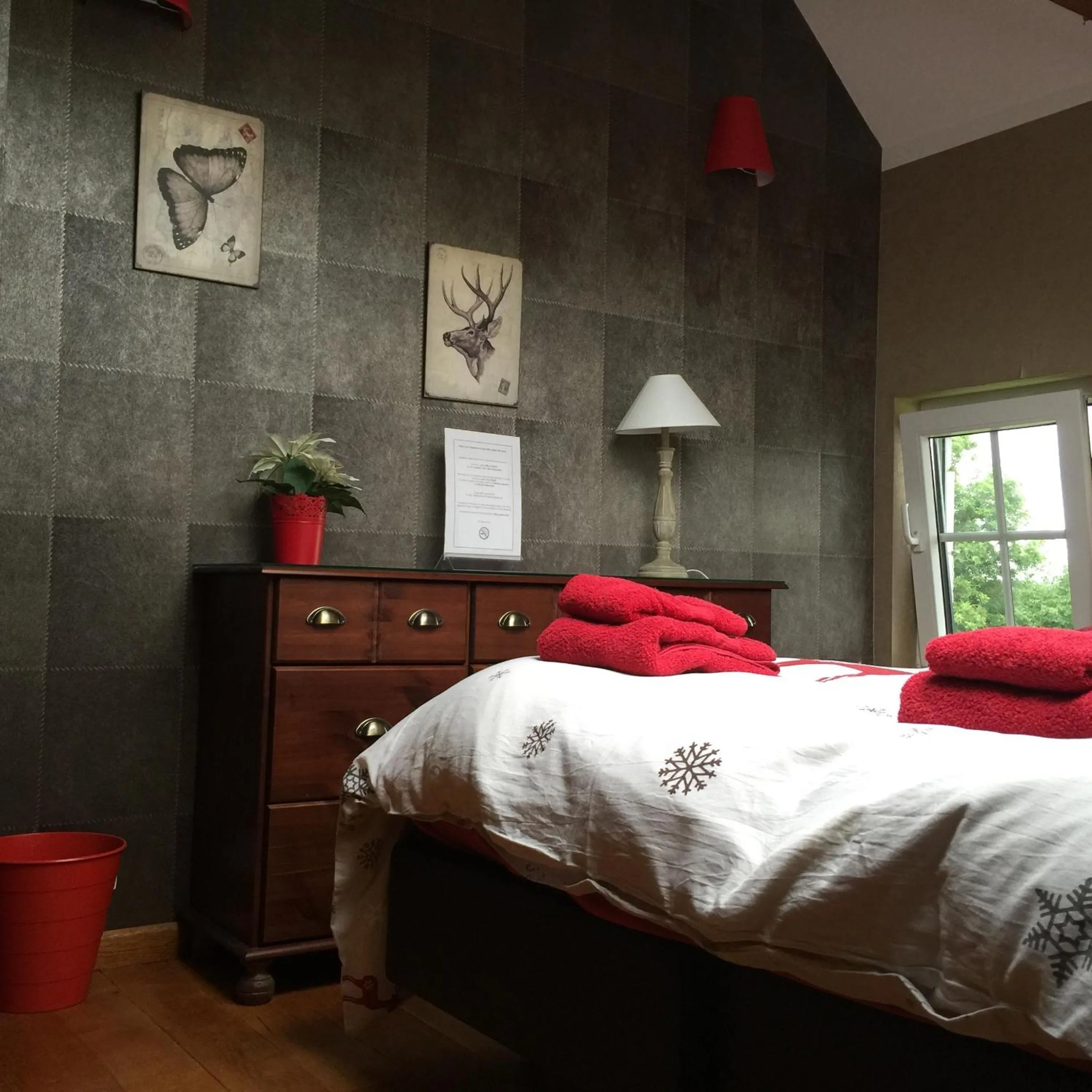 Photo of the whole room, Bed in Le Papillon d'Or
