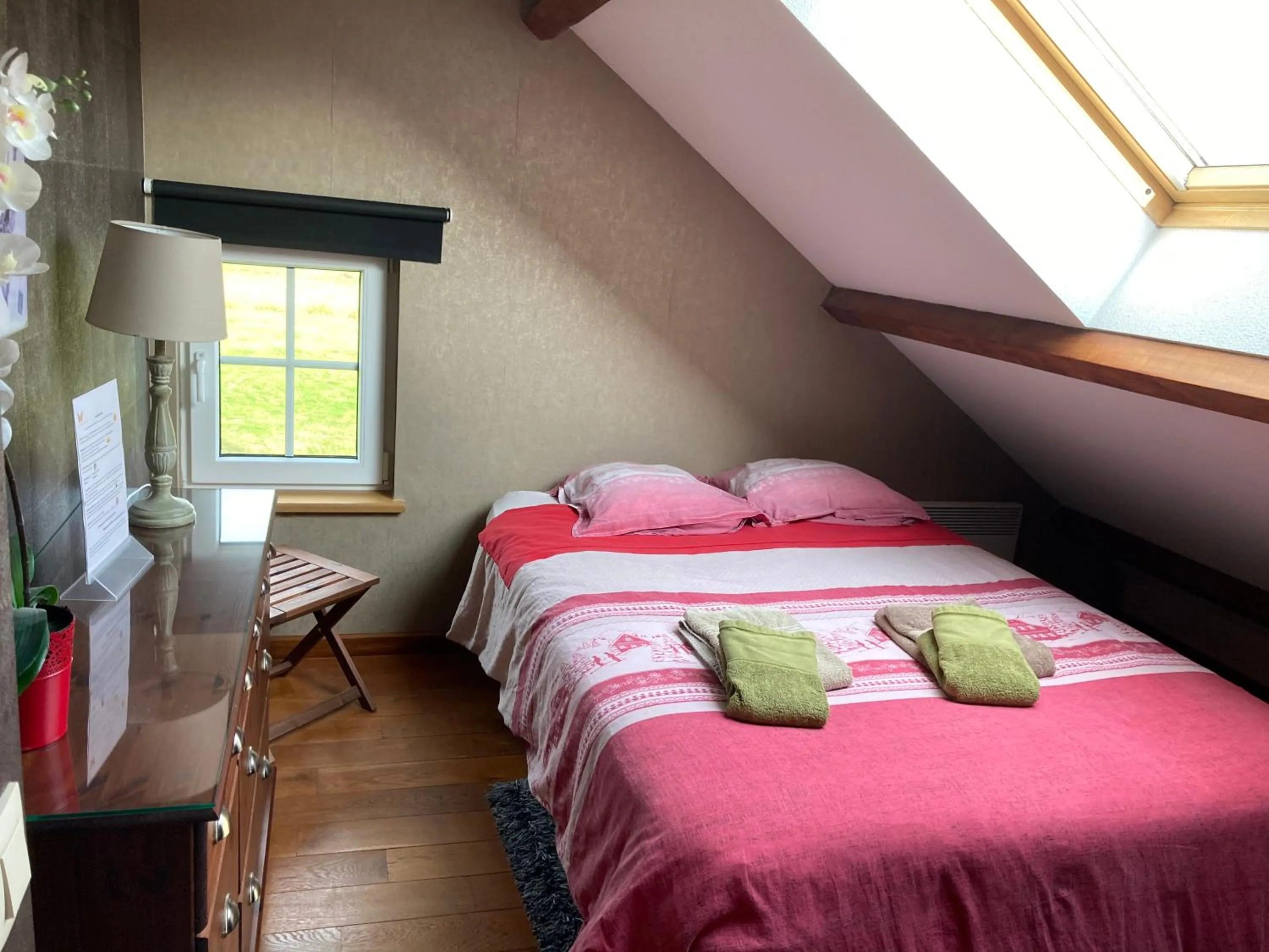 Photo of the whole room, Bed in Le Papillon d'Or