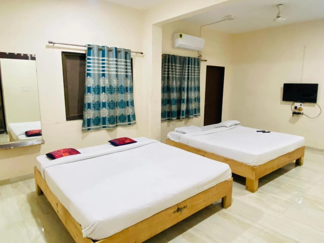 Bedroom, Bed in Hotel Meghmalhar Lodging