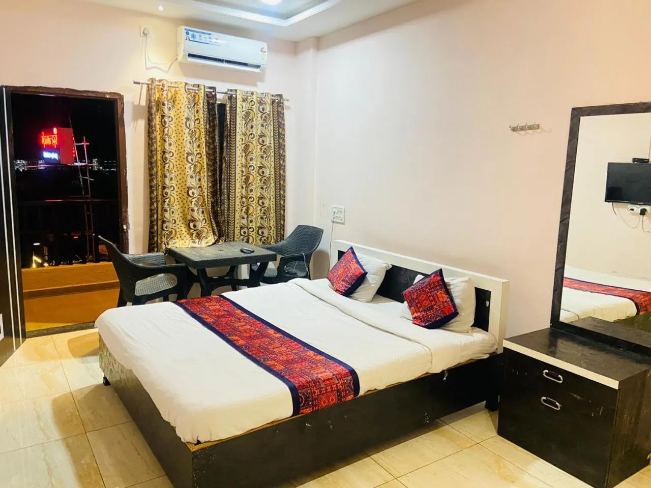 Bedroom, Bed in Hotel Meghmalhar Lodging