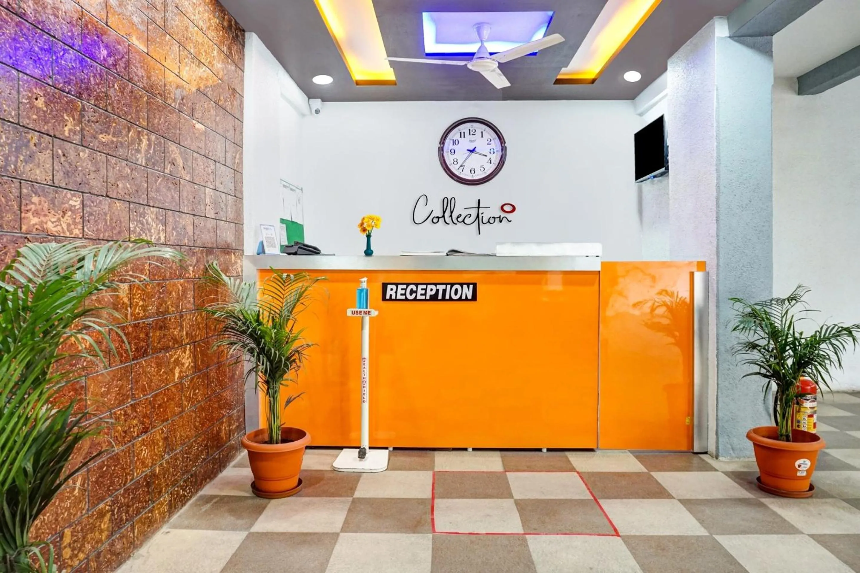 Lobby or reception in Super Collection O Eon Inn Near Pune Airport