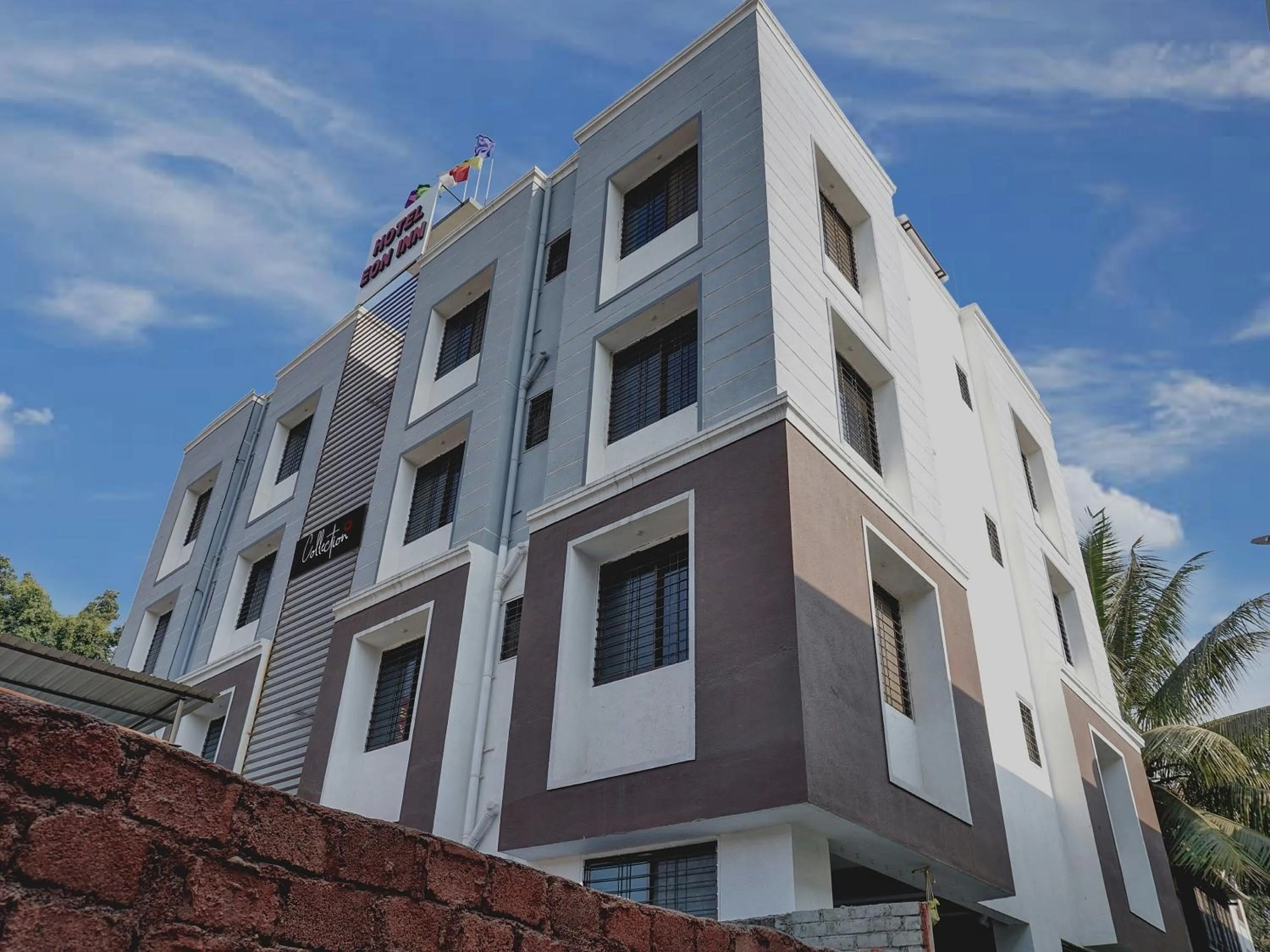 Facade/entrance in Super Collection O Eon Inn Near Pune Airport