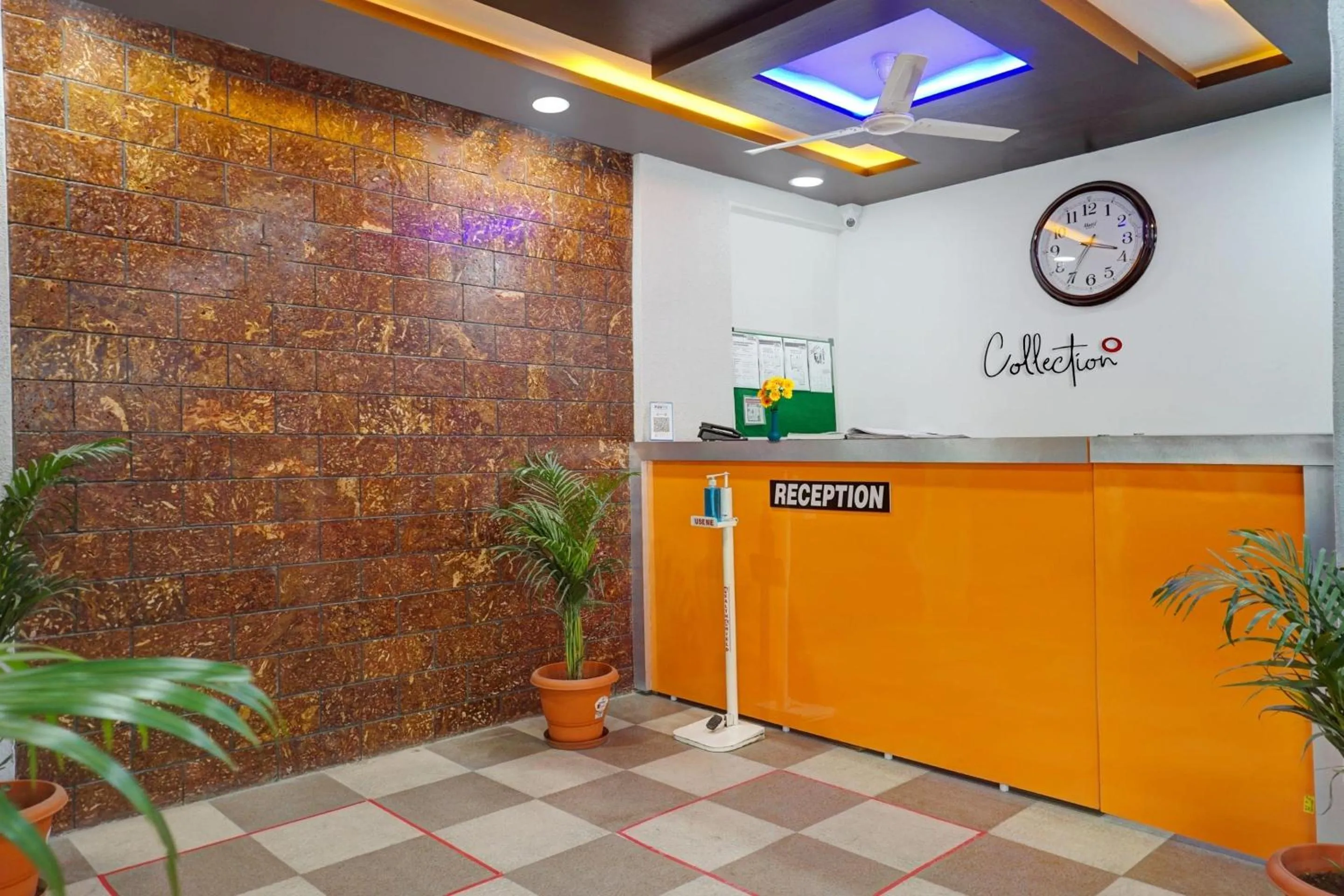 Lobby or reception in Super Collection O Eon Inn Near Pune Airport