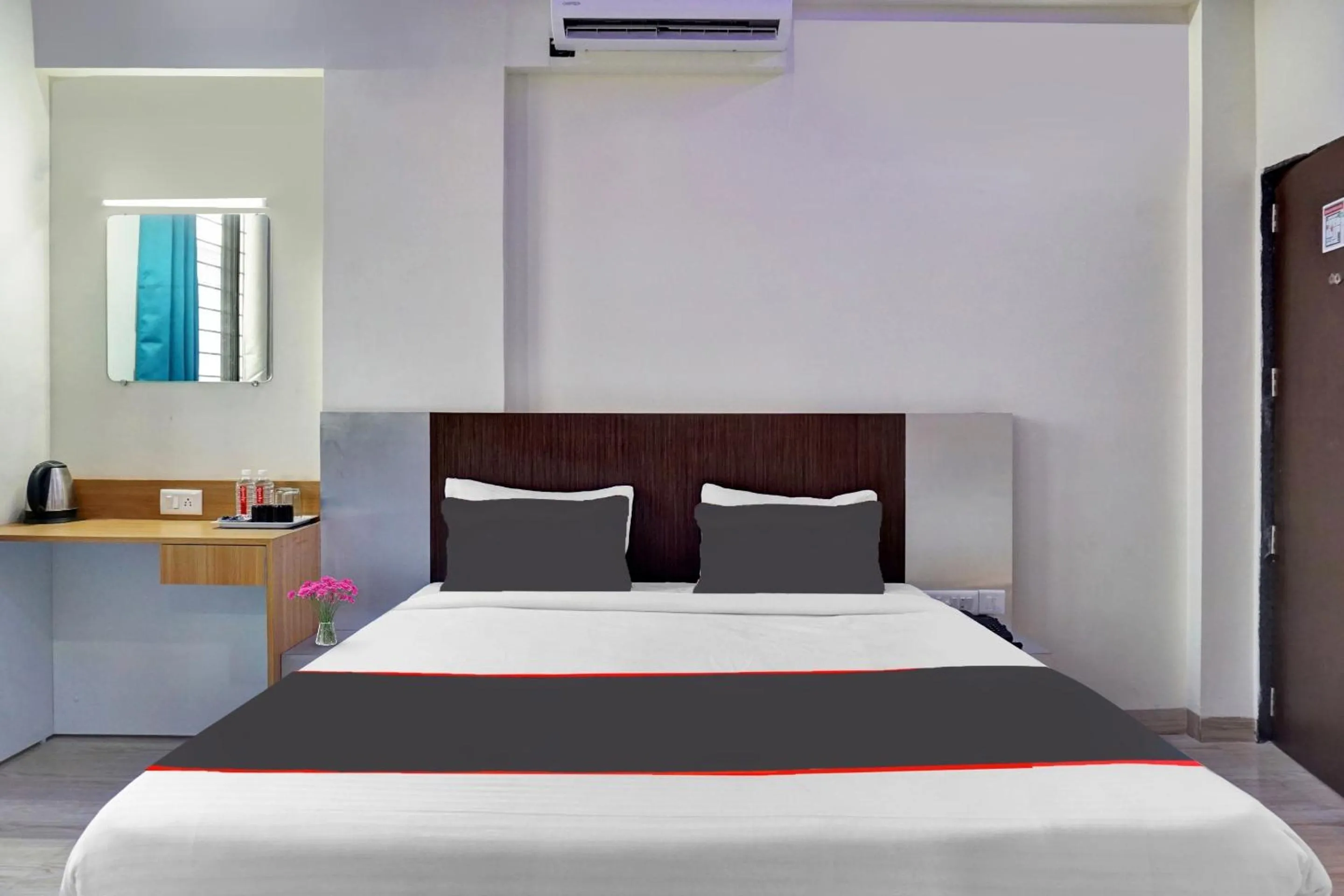 Bedroom, Bed in Super Collection O Eon Inn Near Pune Airport
