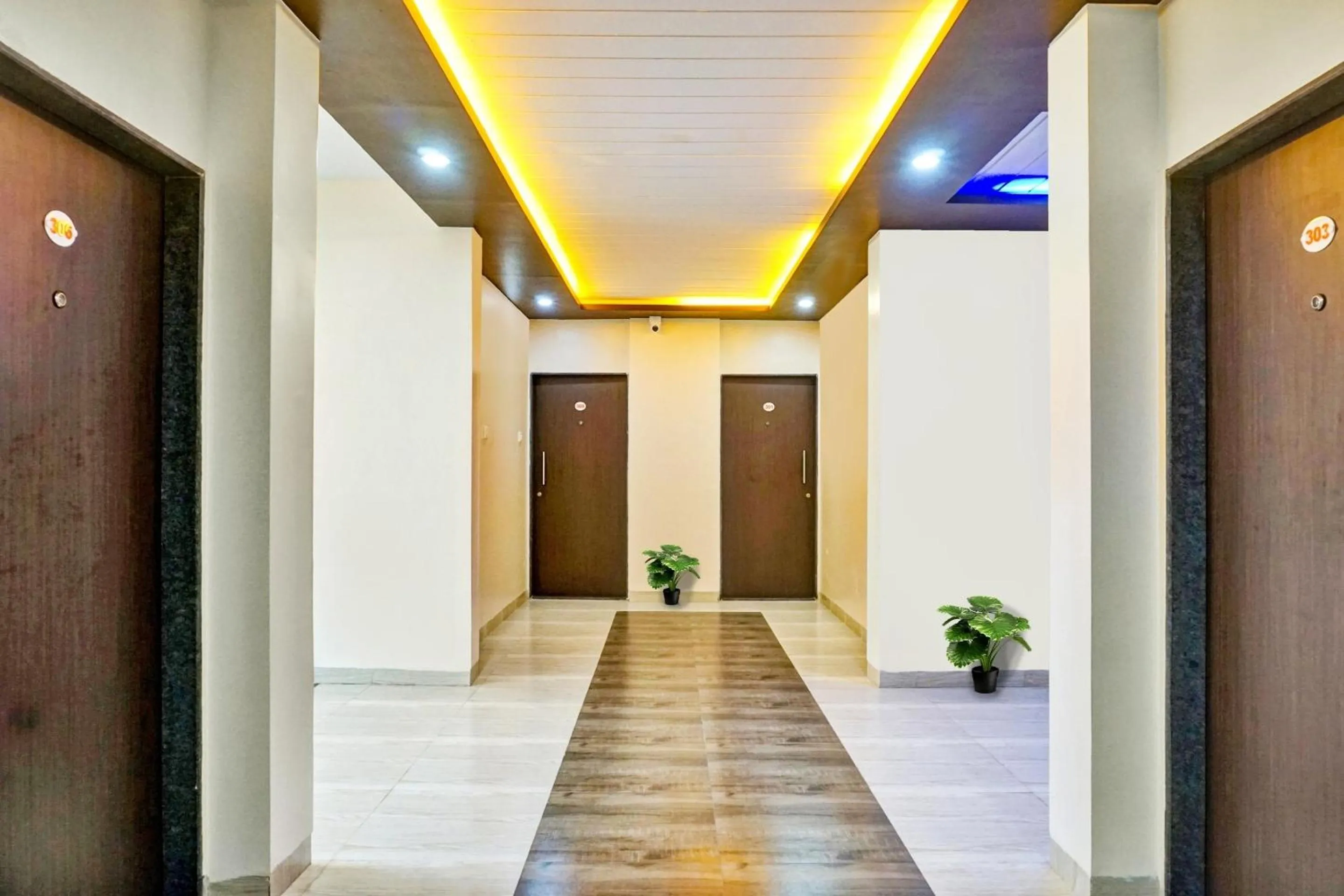 Lobby or reception in Super Collection O Eon Inn Near Pune Airport