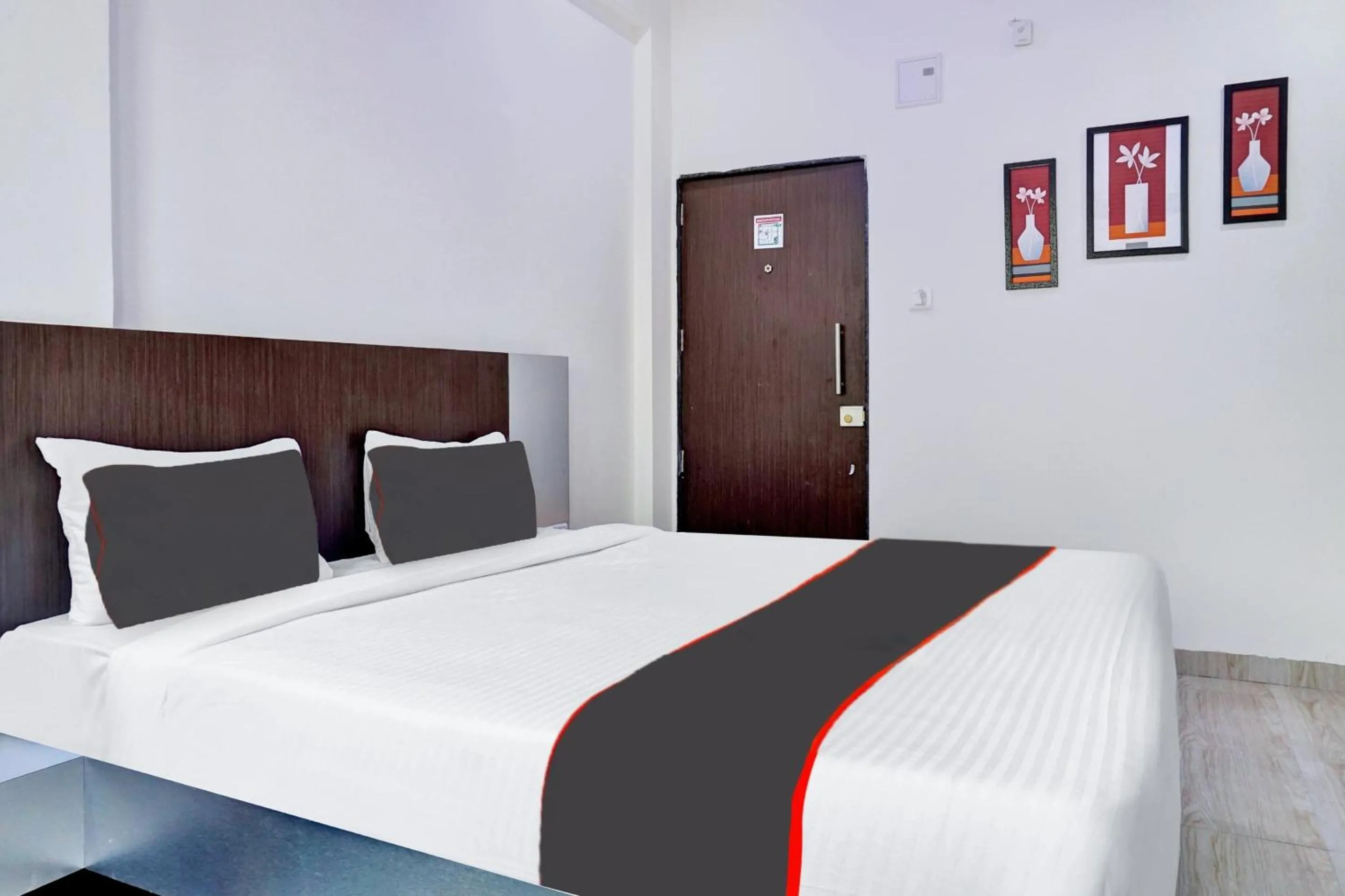 Bedroom, Bed in Super Collection O Eon Inn Near Pune Airport