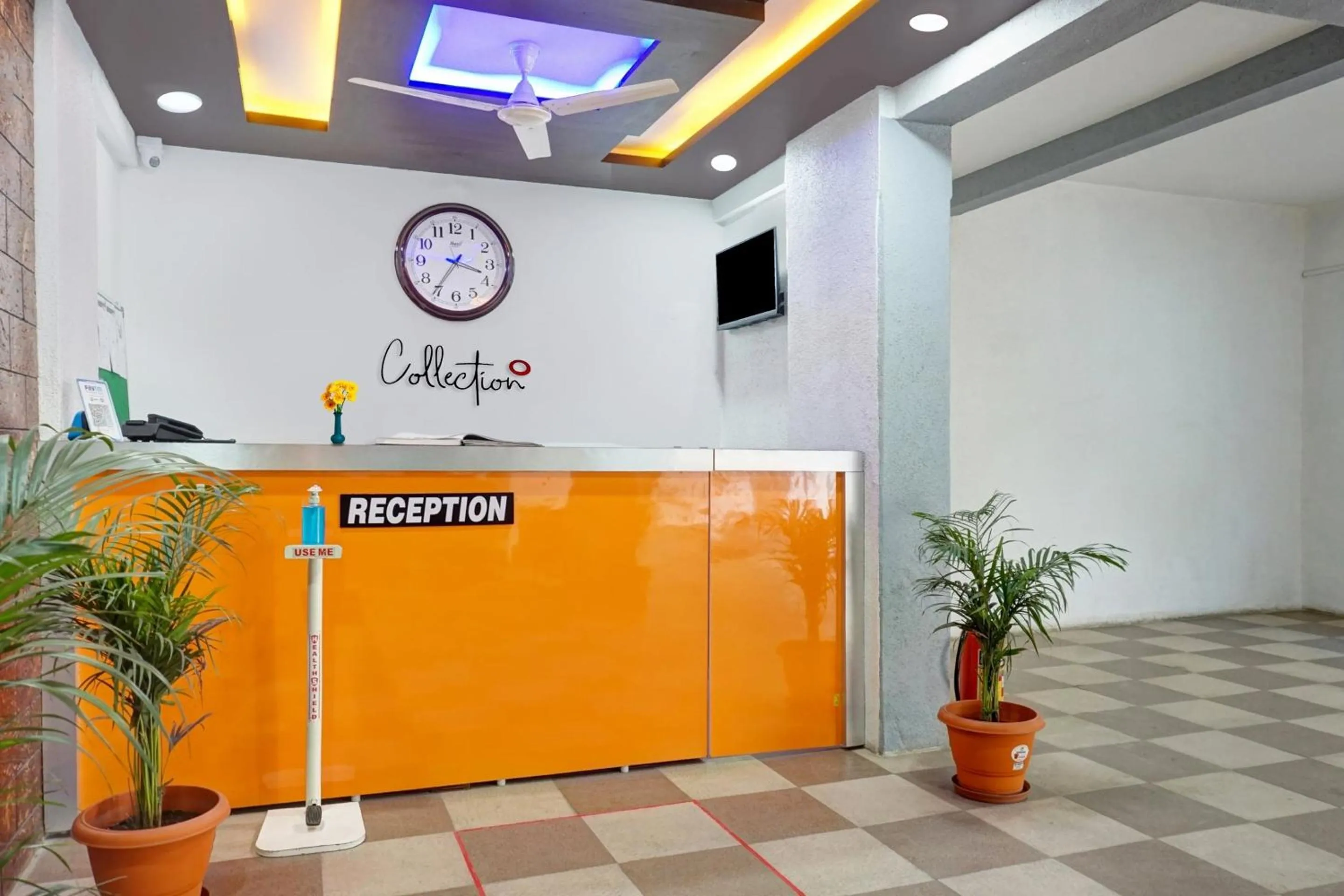 Lobby or reception in Super Collection O Eon Inn Near Pune Airport