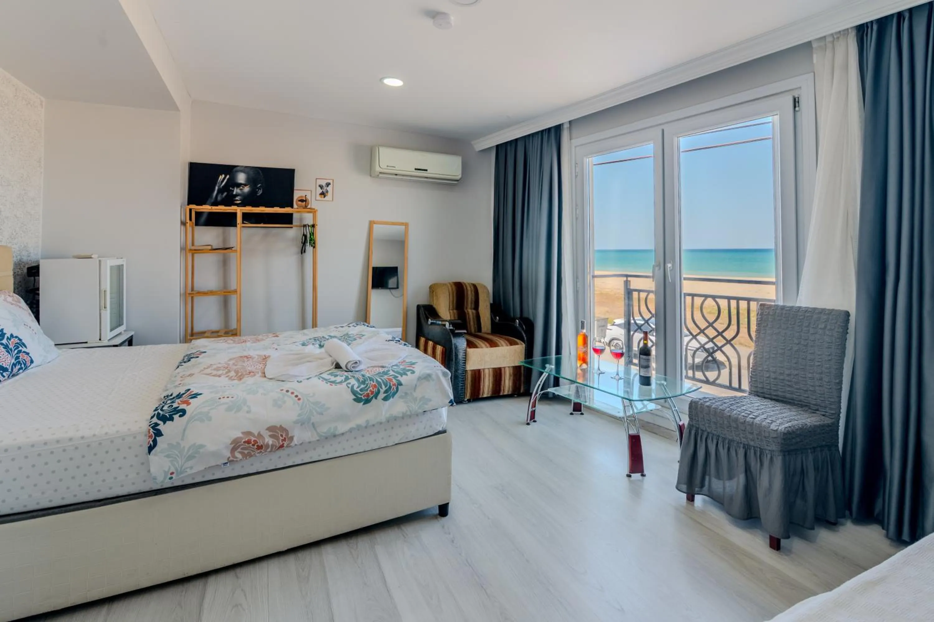 Communal lounge/ TV room, Bed in Airport Black Sea Hotel & Restaurant