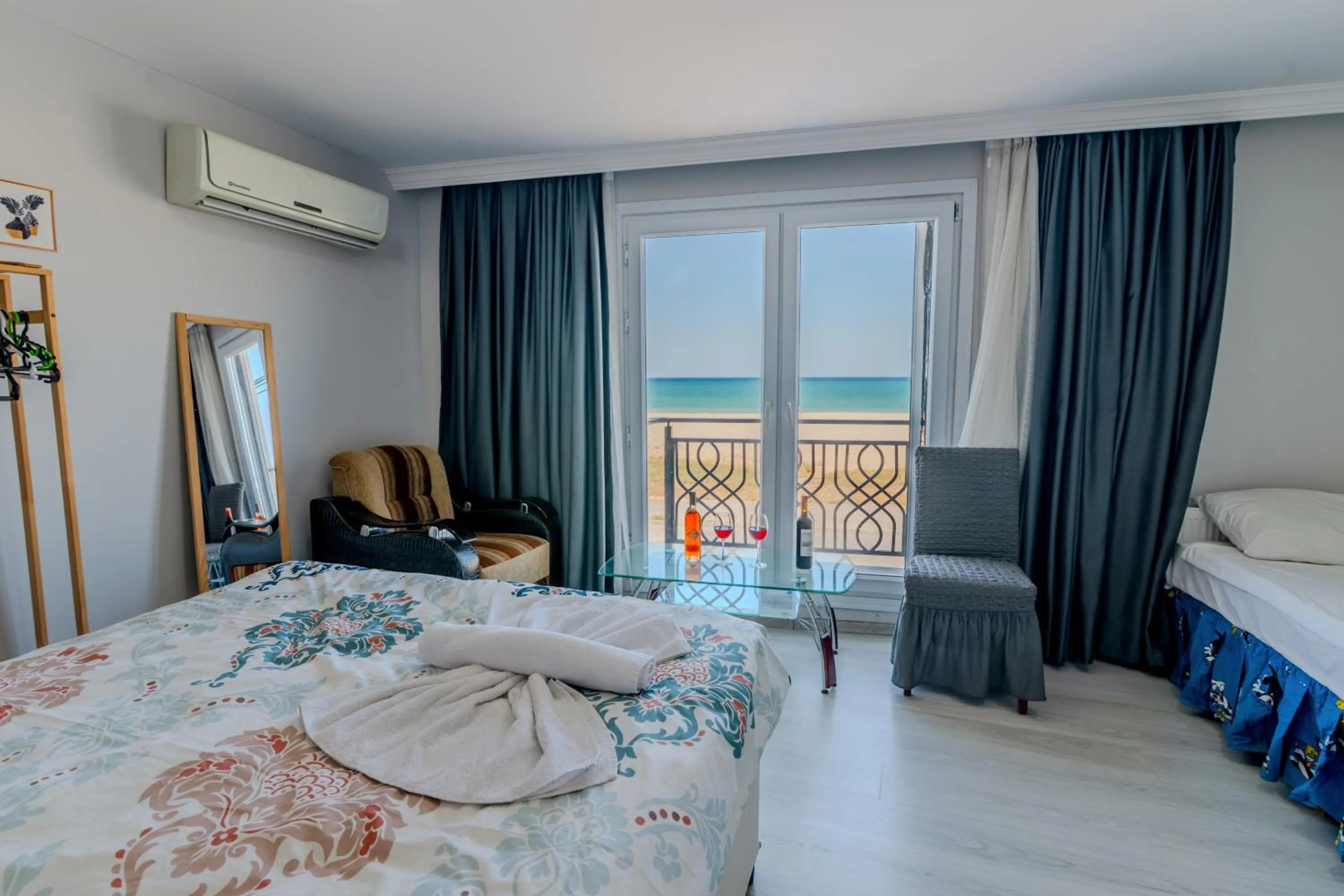 Photo of the whole room, Bed in Airport Black Sea Hotel & Restaurant