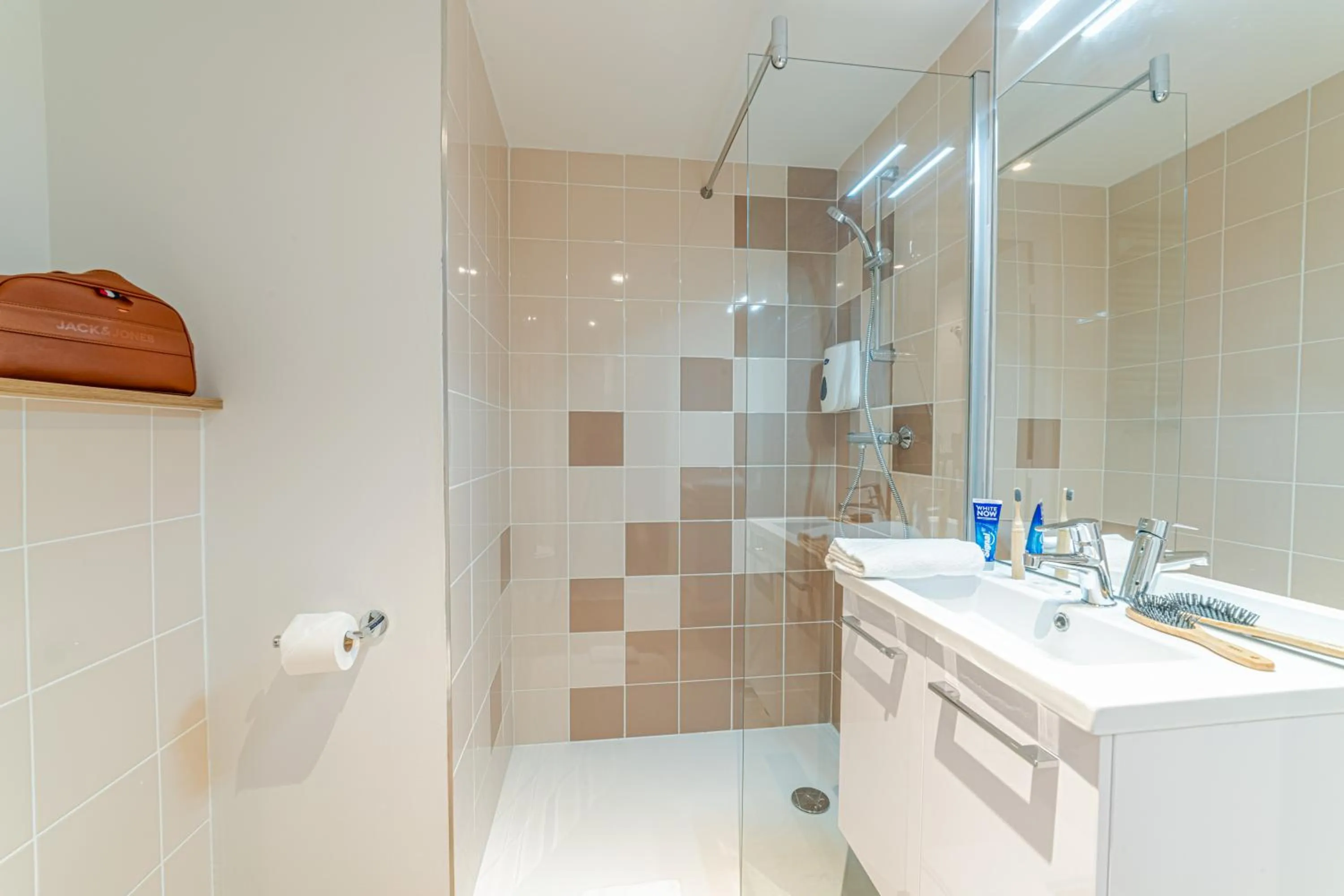 Shower in Montempô Appart'hôtel Lyon Viviani