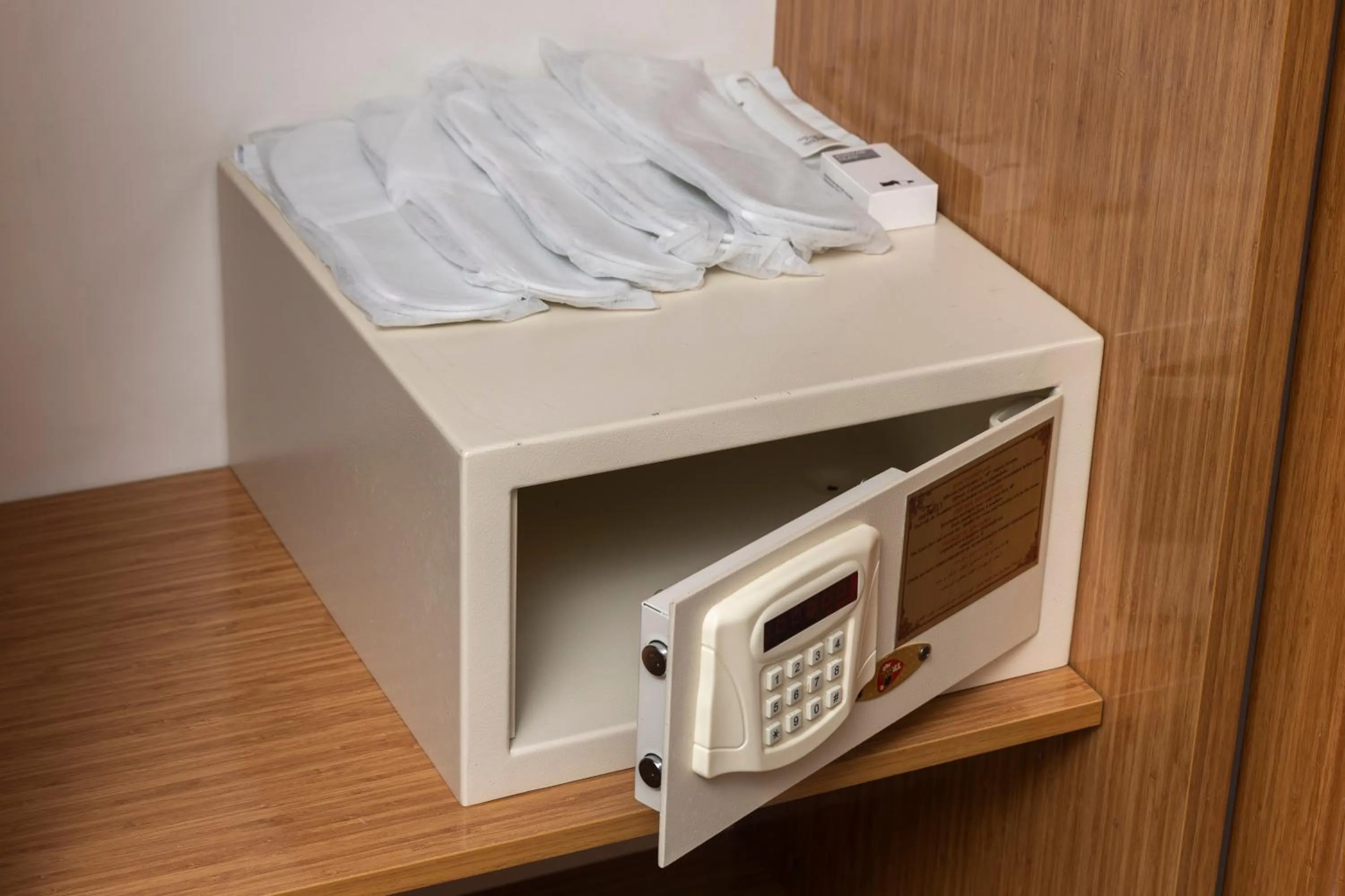 safe in Hotel Black Pearl