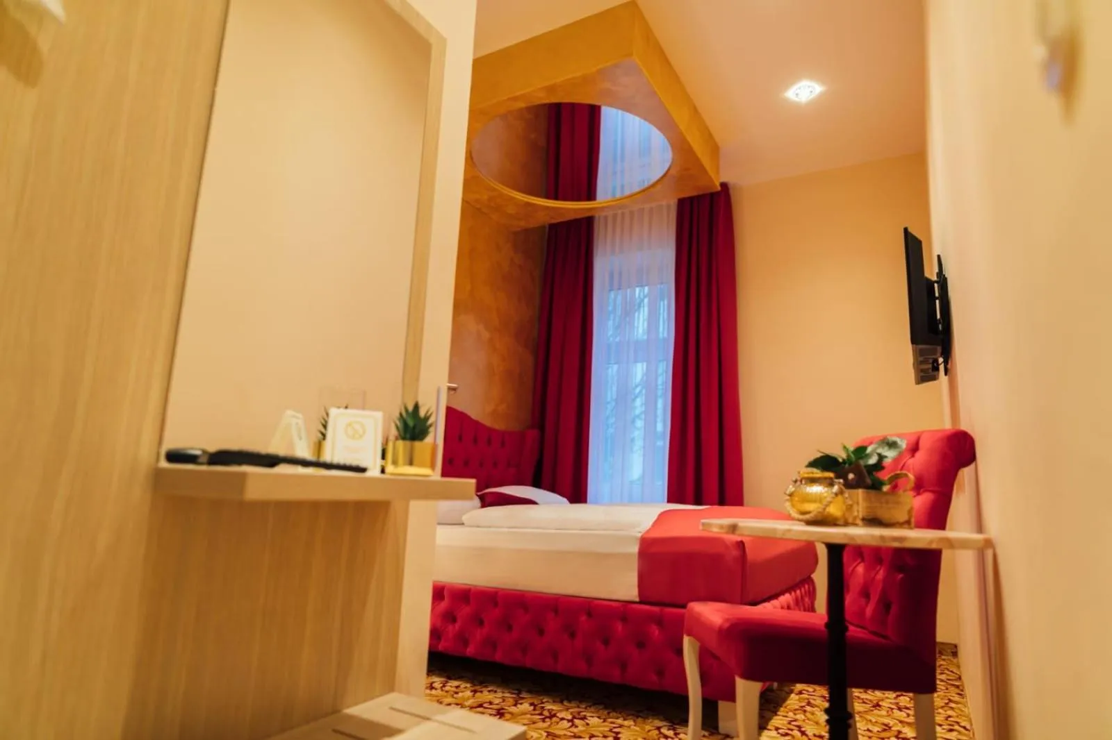 Photo of the whole room, Bed in Hotel Hamburger Perle