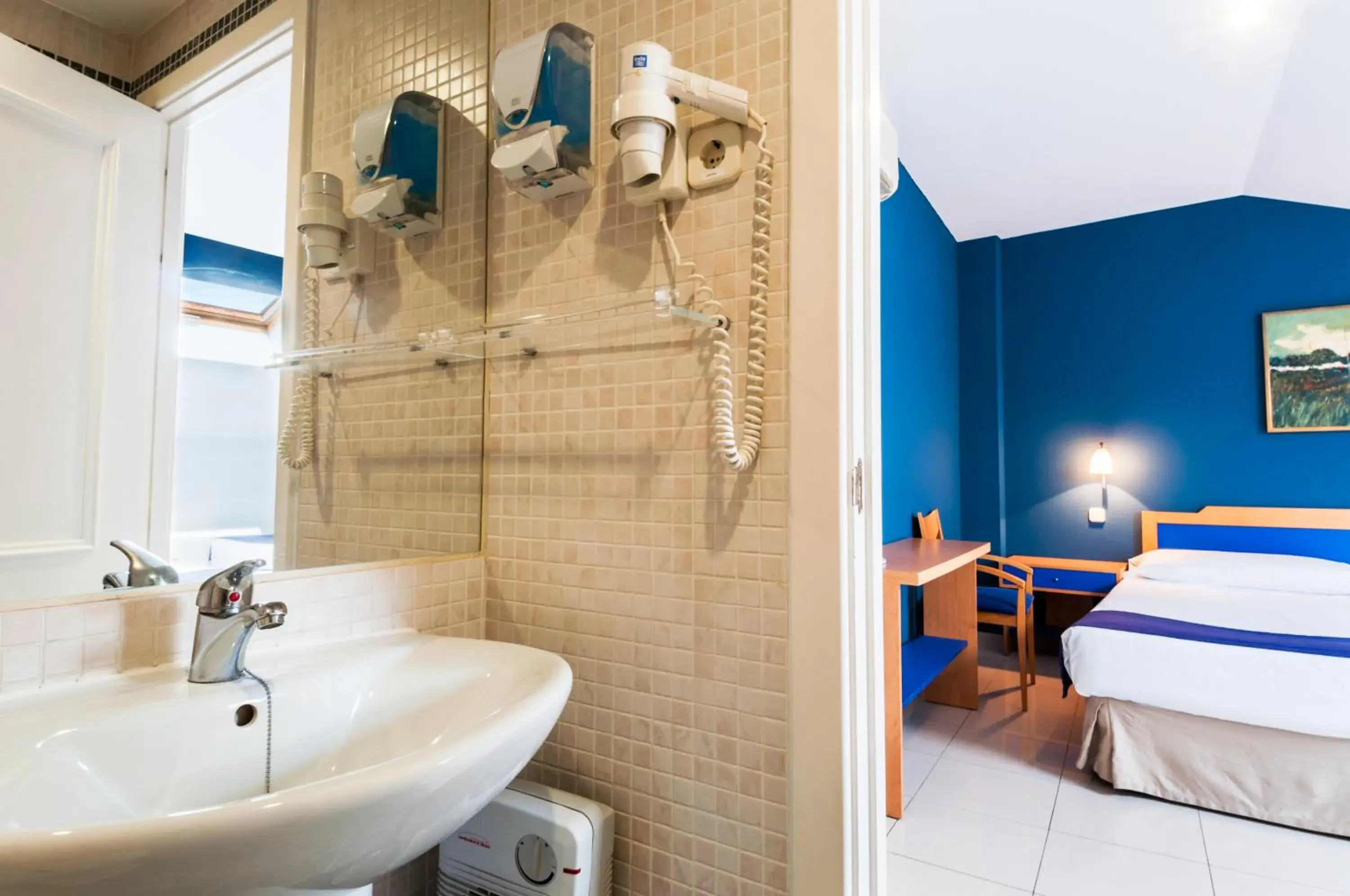 Double or Twin Room with Extra Bed (2 Adults + 1 Child) in Hotel Villa De Pinto Double or Twin Room with Extra Bed (2 Adults + 1 Child) in Hotel Villa De Pinto