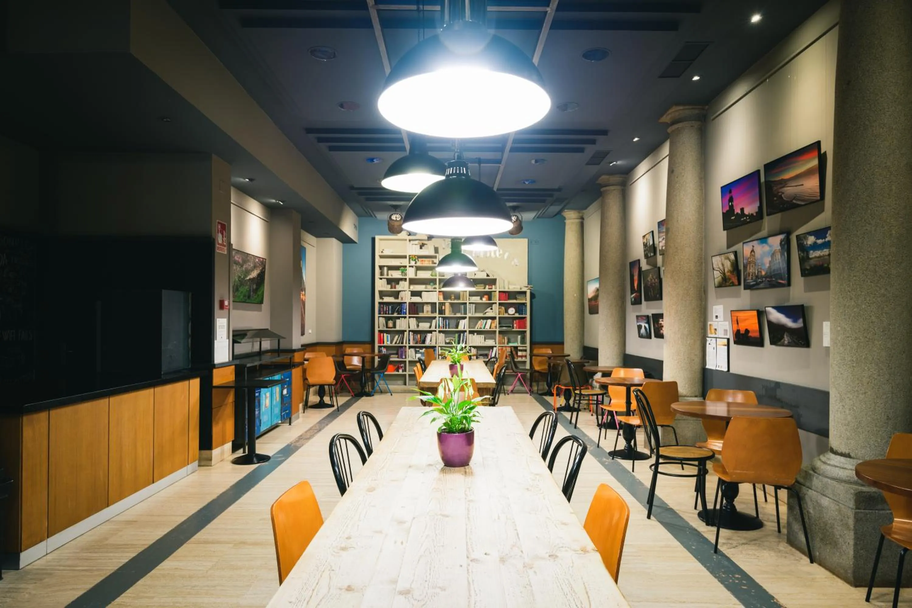 Library in Hostal Persal