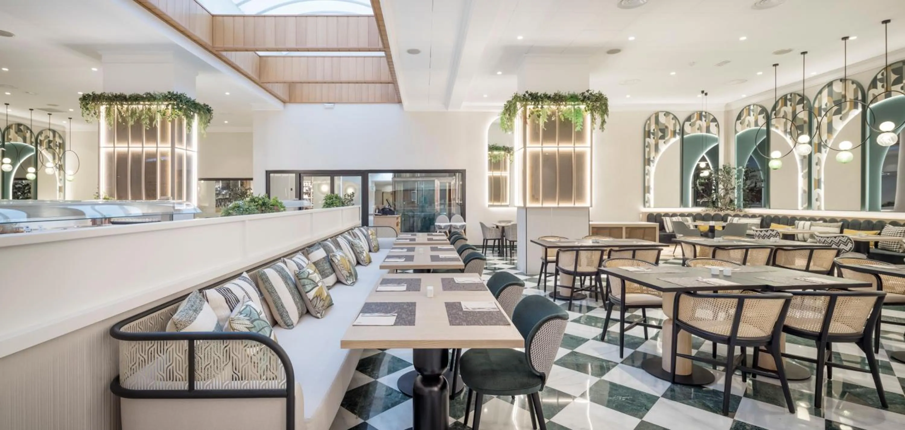 Restaurant/places to eat in Ilunion Les Corts Spa