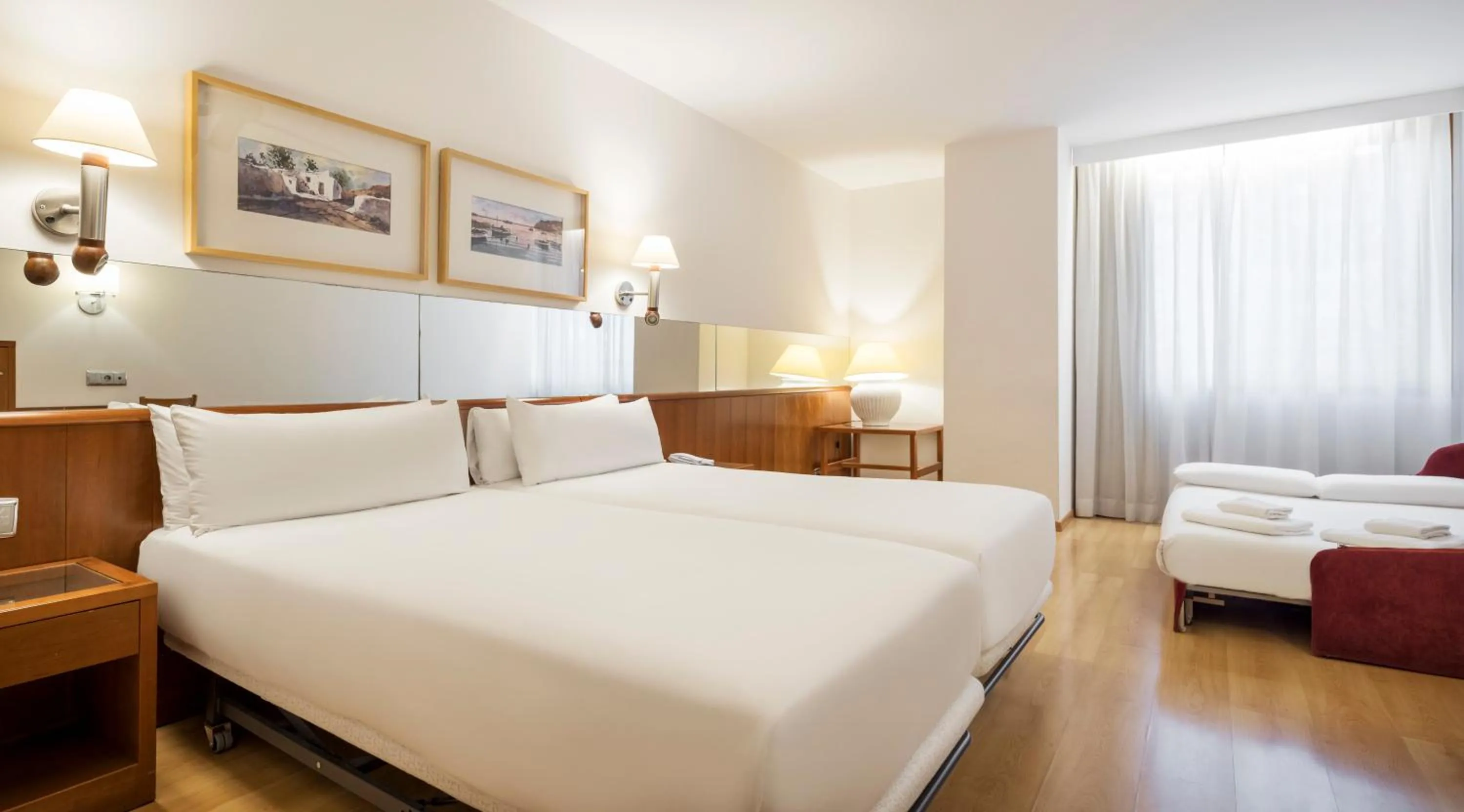 Bedroom, Bed in Ilunion Les Corts Spa