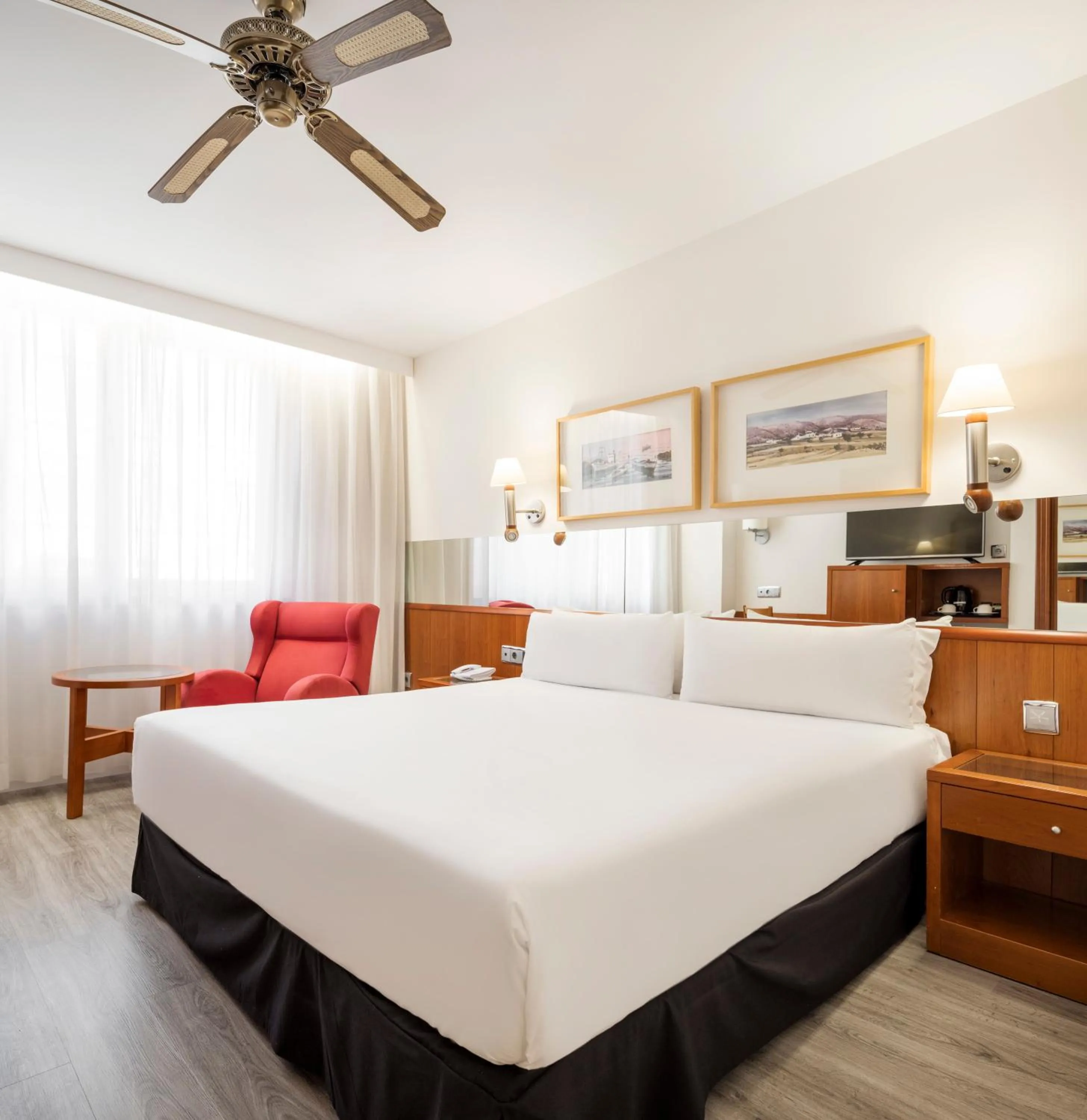 Bedroom, Bed in Ilunion Les Corts Spa