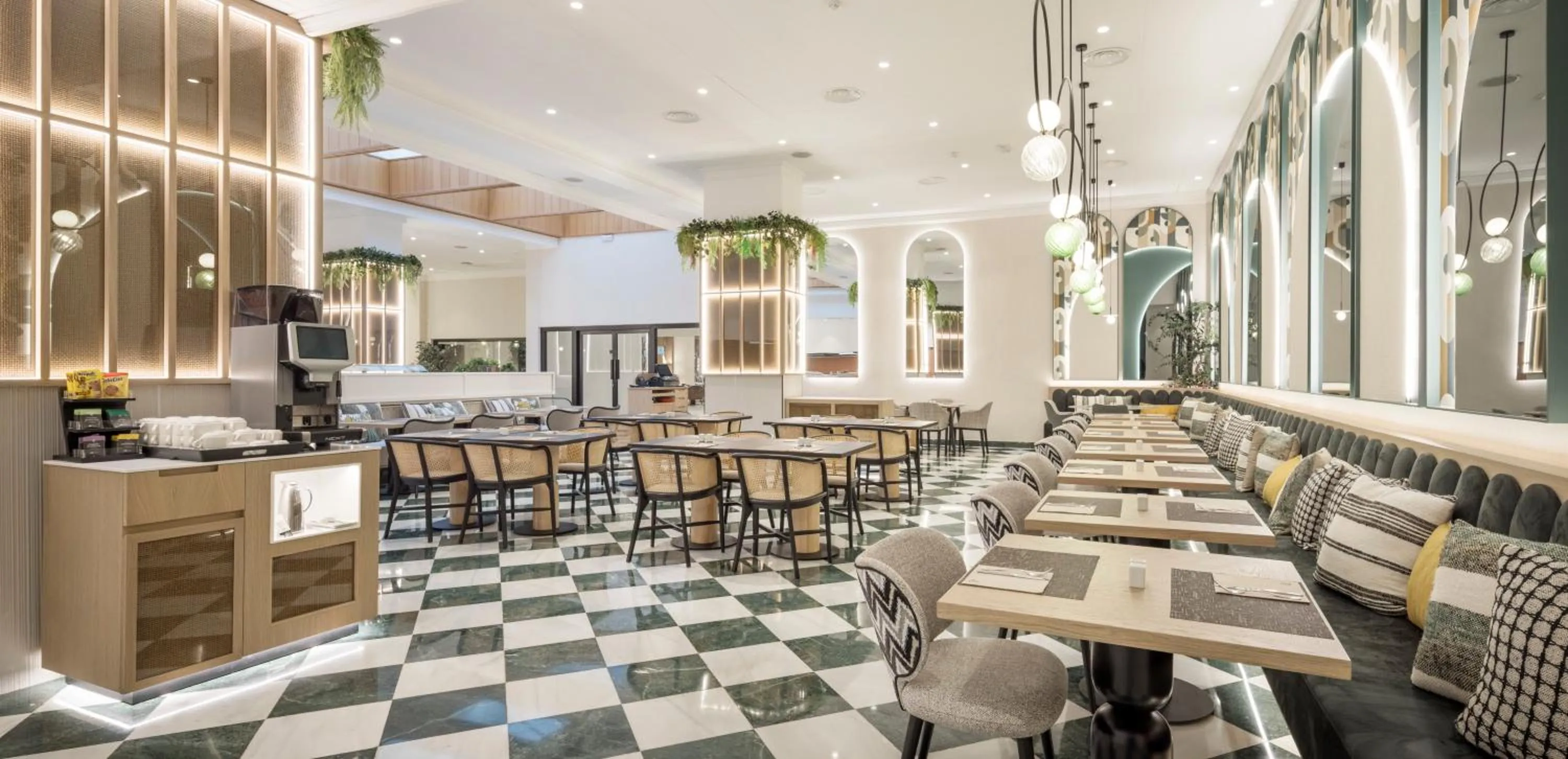 Restaurant/places to eat in Ilunion Les Corts Spa