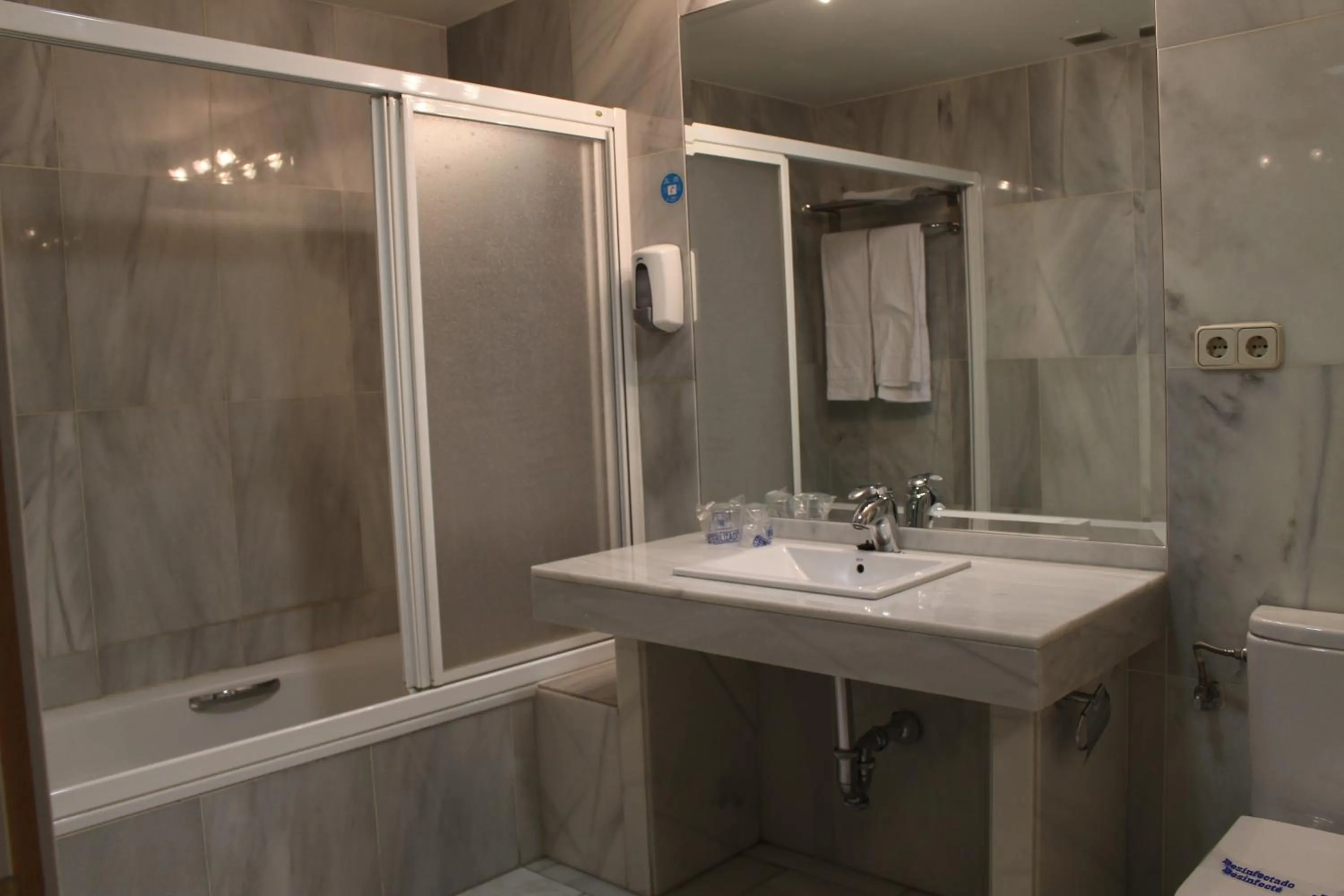 Bathroom in Apartahotel Villa de Parla