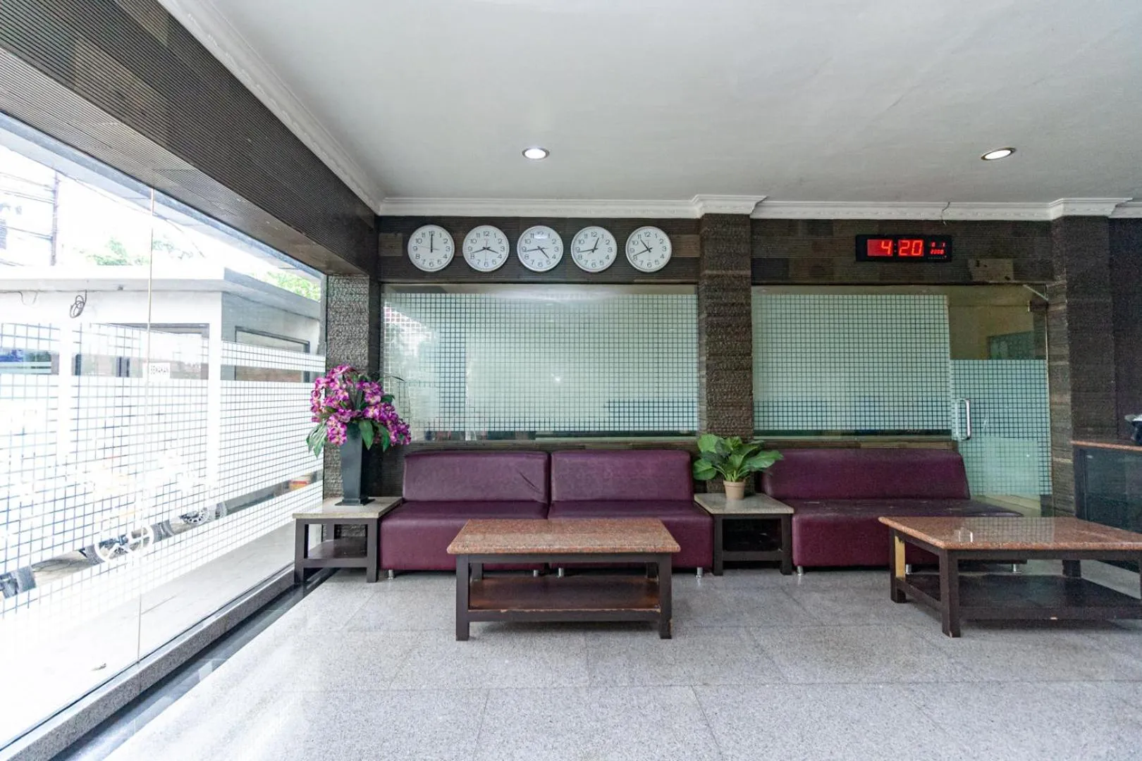 Lobby or reception in RedDoorz Premium at Hotel Ratu Residence